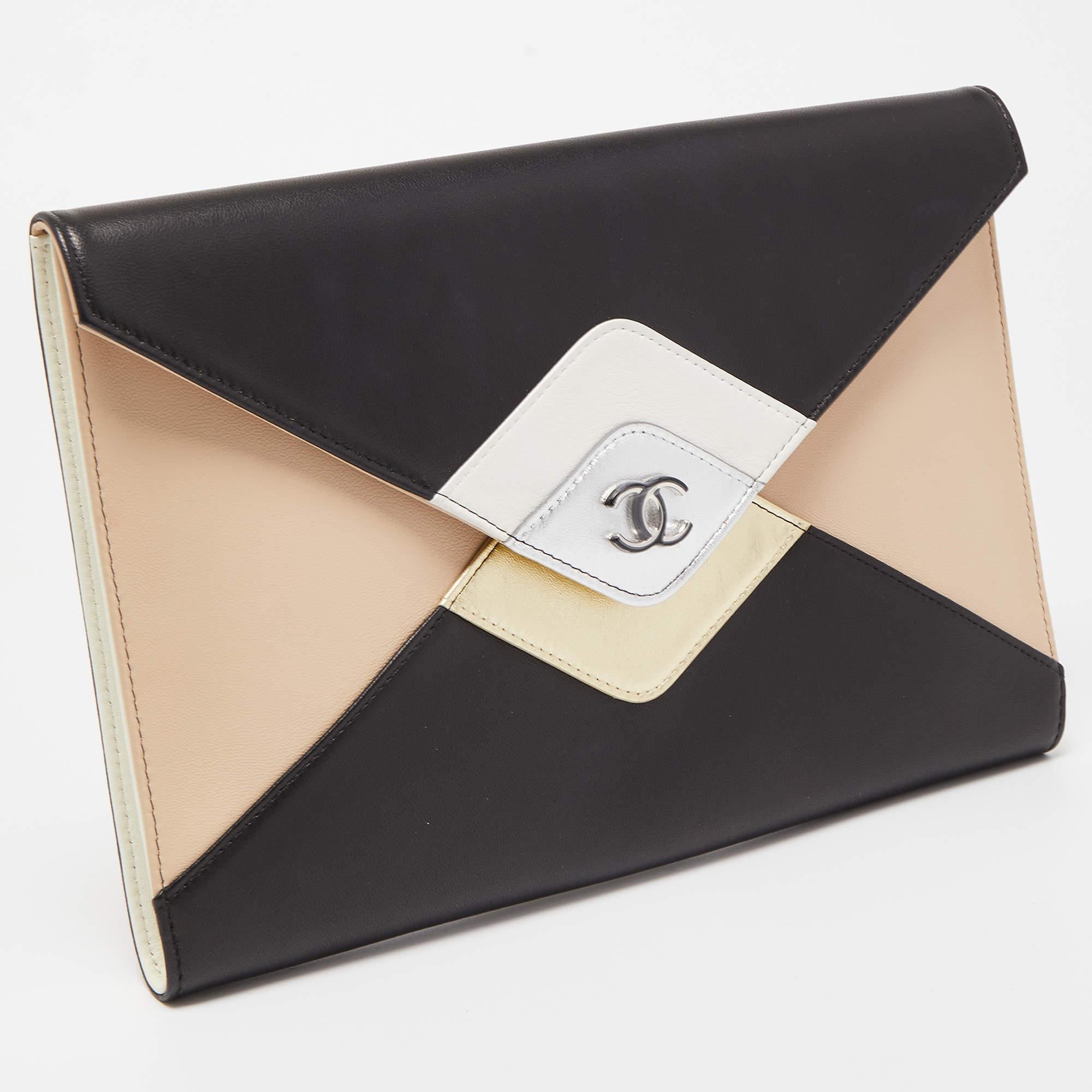 Chanel Mehrfarbige CC Clutch aus Leder im Angebot 1