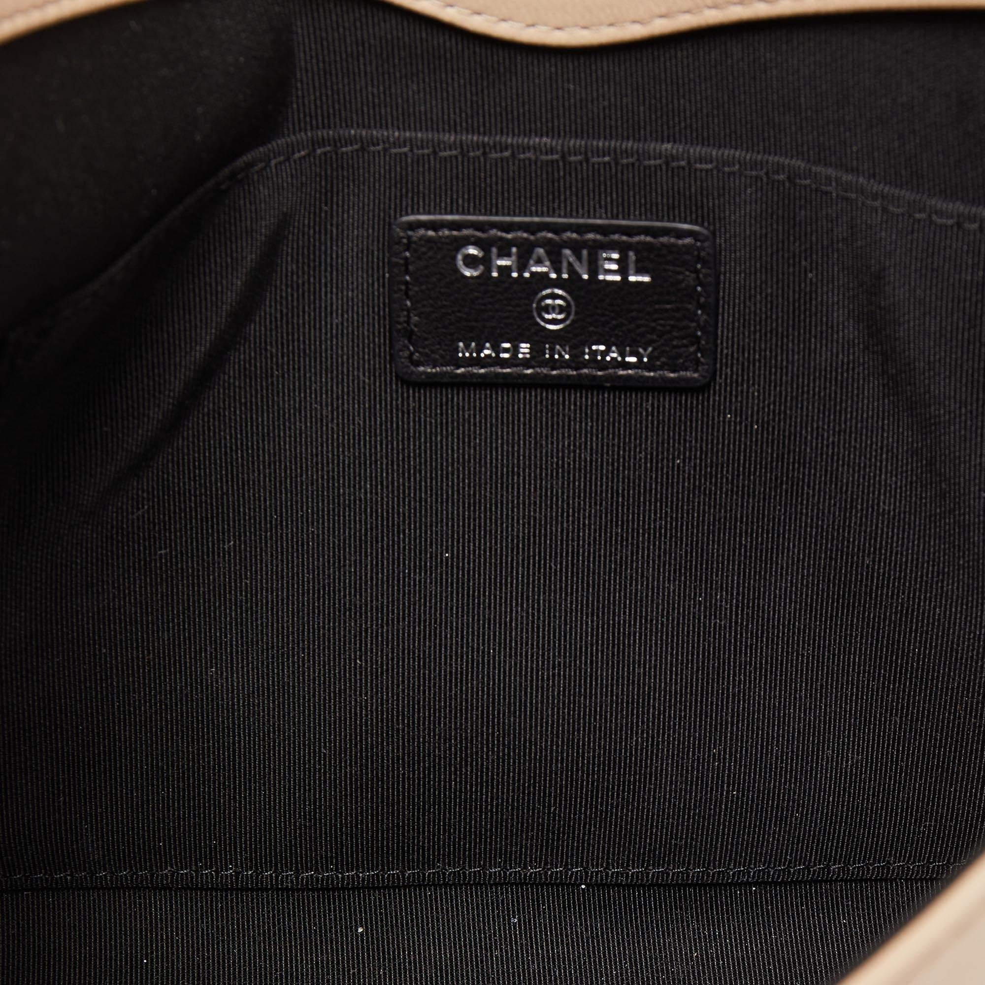 Chanel Mehrfarbige CC Clutch aus Leder im Angebot 3