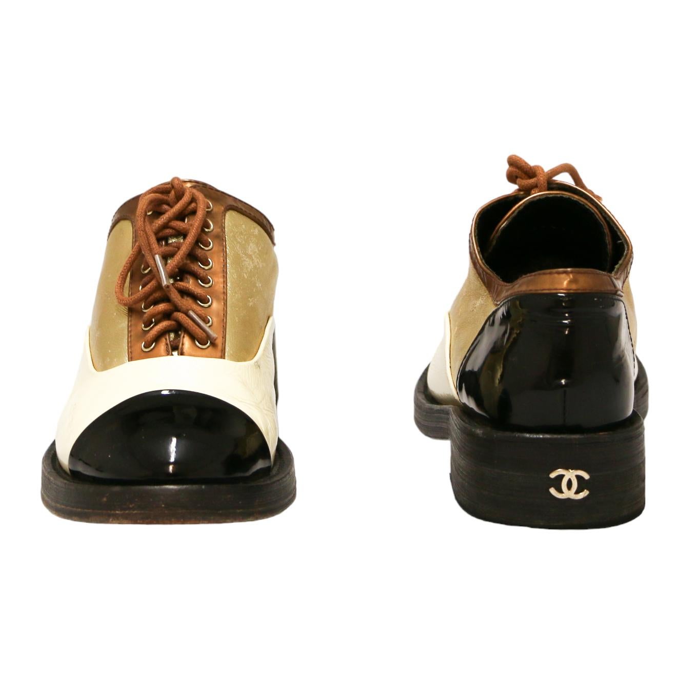 Condit : sehr gut
Hergestellt in Italien
Taille : 36C FR
MATERIAL : Leder 
Innenfutter: schwarzes Leder
Farben: schwarz, gold, beige
Seriennummer: x G322330
Goldfarbenes Metall
Abmessungen: Absatzhöhe : 3 cm, Sohlenlänge : 24 cm
Details :