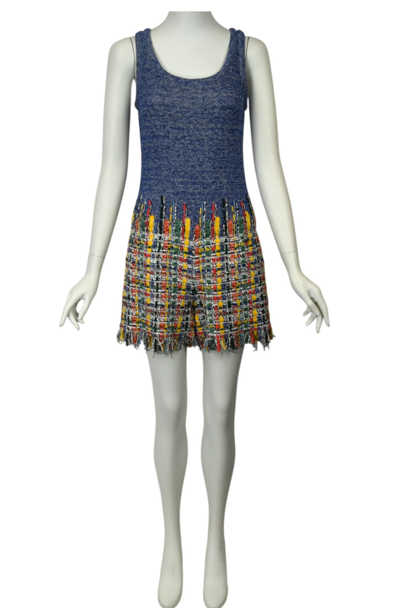 Dieser auffällige Strampler aus der Frühjahrskollektion 2015 von Chanel vereint lässige Leichtigkeit mit Couture-Handwerkskunst. Das ärmellose Oberteil mit Rundhalsausschnitt ist aus weichem, marmoriertem, blauem Strick gefertigt und geht nahtlos in