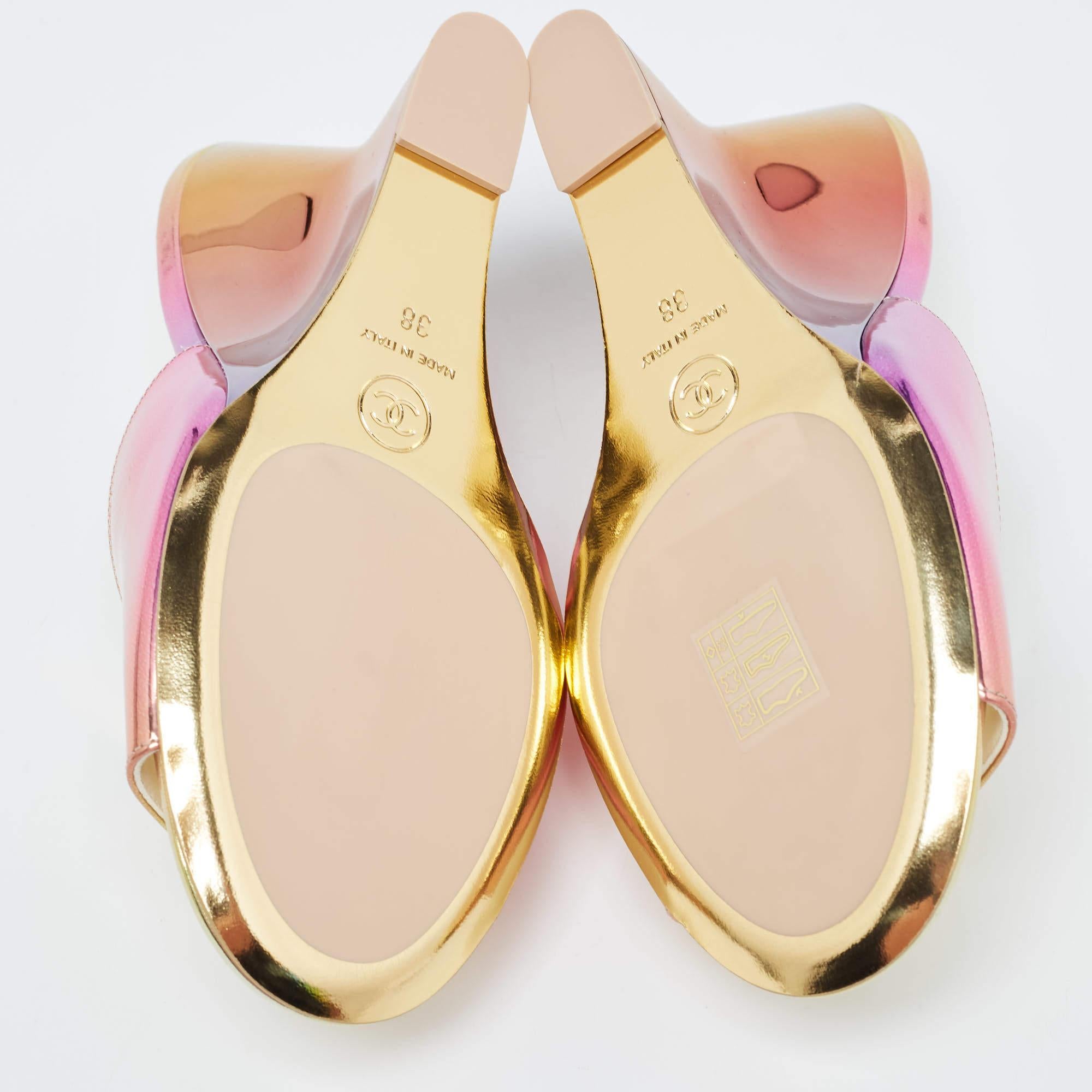 Chanel Multicolor Mirror Leather CC Wedge Open Toe Slide Sandals Size 38 In Excellent Condition In Dubai, Al Qouz 2