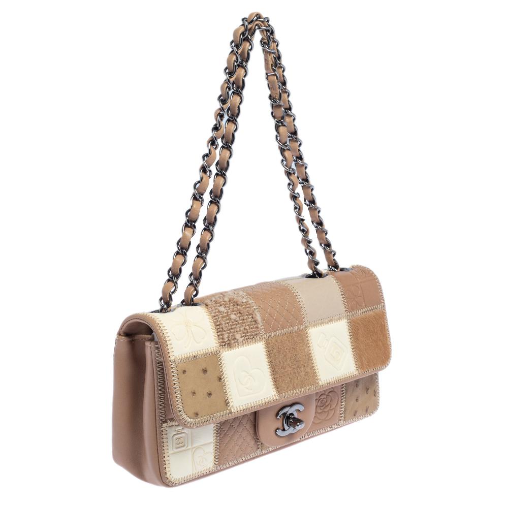 Charm your way through every gathering by swinging this East West flap bag from Chanel. Crafted from a mix of quality and exotic materials, the bag carries a patchwork exterior that features the chocolate bar quilted pattern. It comes with a flap