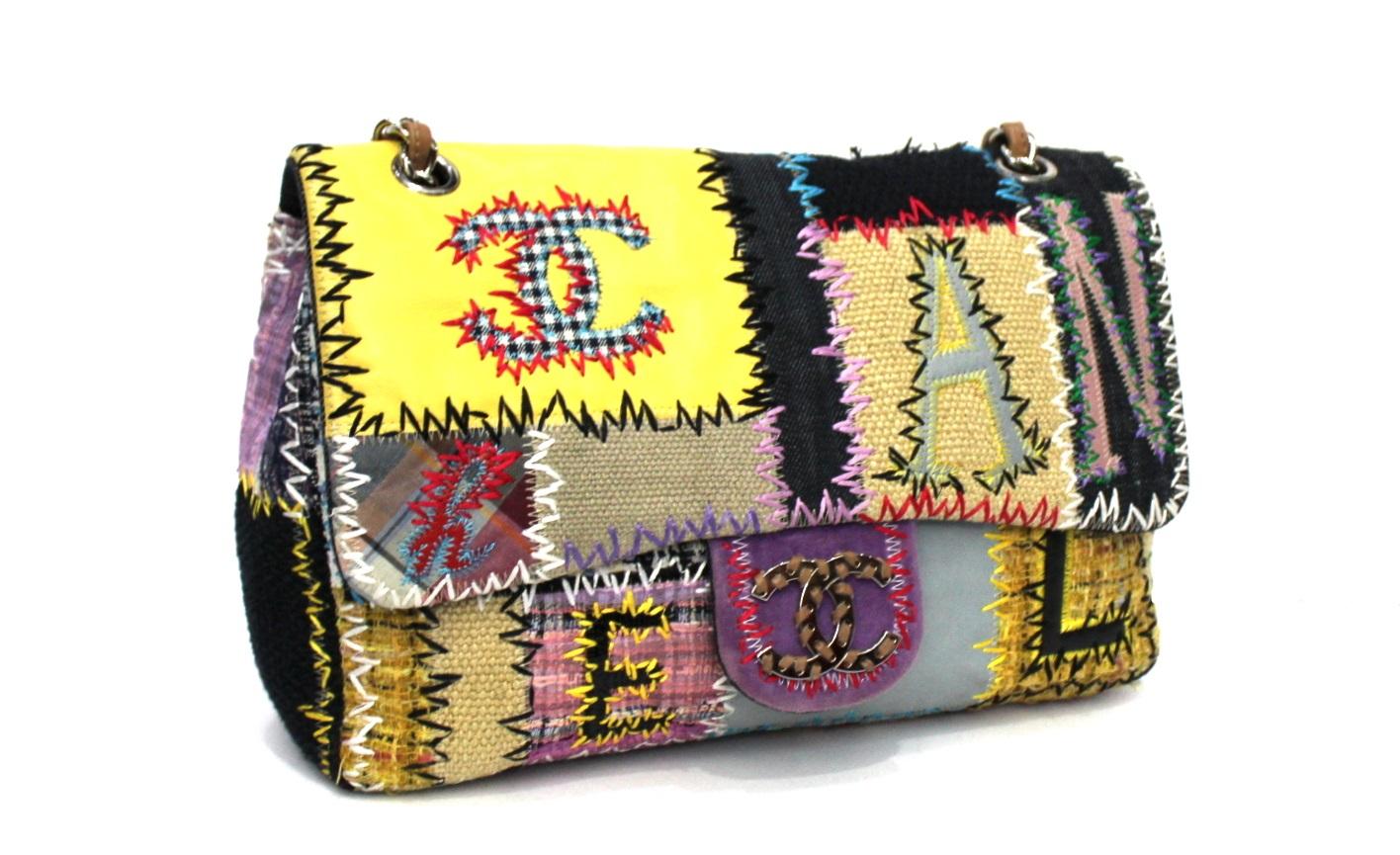 Chanel Patchwork model bag made in various materials and colors. Magnetic button closure, internally quite large.

Leather shoulder strap and adjustable chain. It is in excellent condition, 2010/1011.