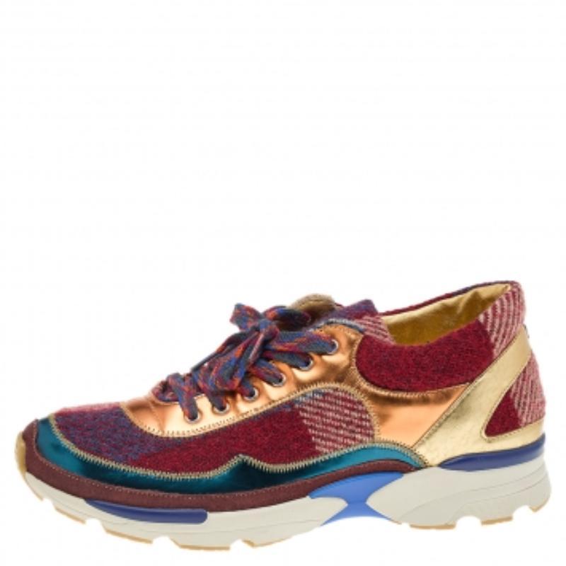 Prova uno stile costante con queste sneakers basse CC di Chanel. Realizzate in tweed e pelle verniciata, le sneaker sono fissate con lacci, evidenziate da elementi firmati e montate su suole in gomma ben costruite.