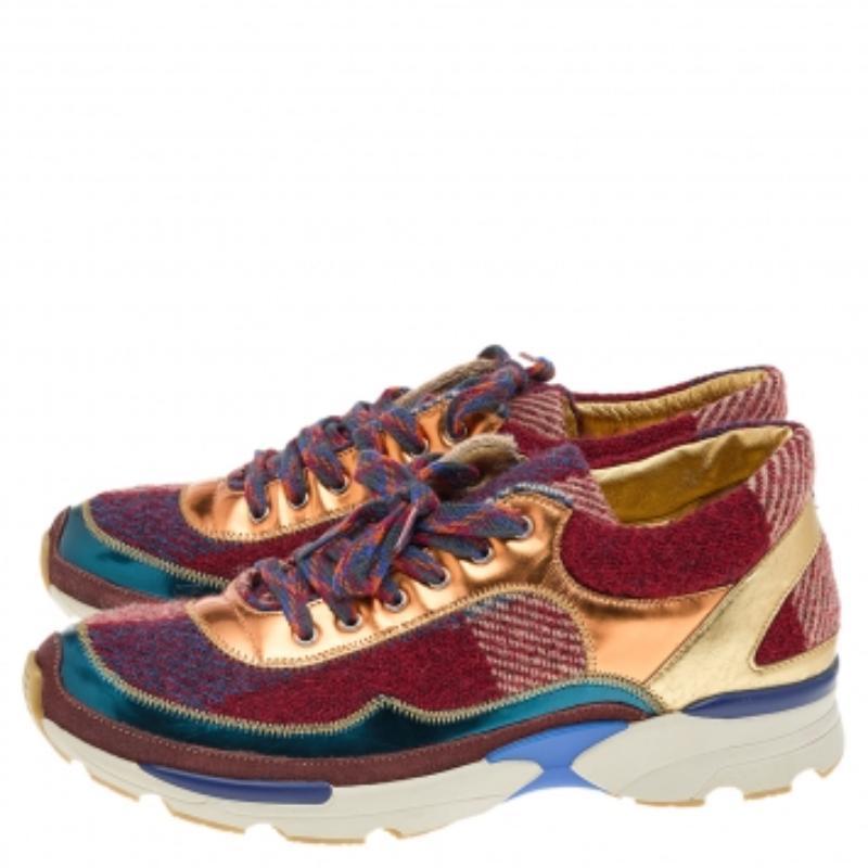 Chanel - Scarpe da ginnastica basse in pelle verniciata e tweed CC multicolore, misura 38,5 In condizioni buone in vendita a Dubai, Al Qouz 2