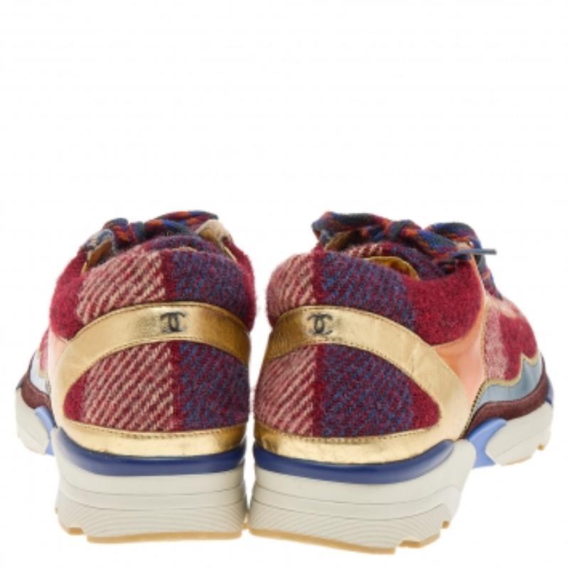 Donna Chanel - Scarpe da ginnastica basse in pelle verniciata e tweed CC multicolore, misura 38,5 in vendita