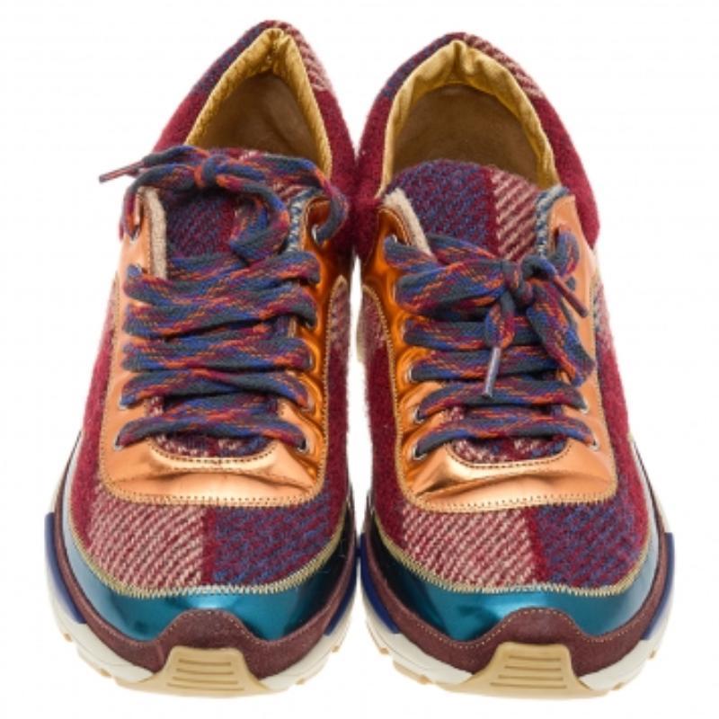 Chanel - Scarpe da ginnastica basse in pelle verniciata e tweed CC multicolore, misura 38,5 in vendita 1