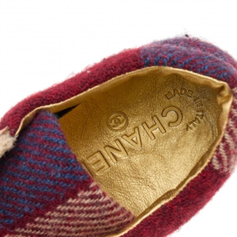 Chanel - Scarpe da ginnastica basse in pelle verniciata e tweed CC multicolore, misura 38,5 in vendita 2