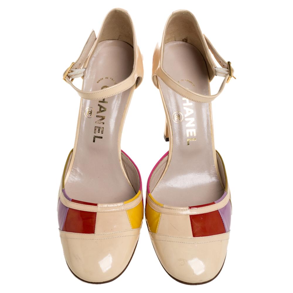 Holen Sie sich diese wunderschönen Chanel-Pumps, um einen modischen Look zu erzielen. Mit einer runden Zehensilhouette, einem Colorblock-Design, einem Knöchelriemenverschluss und einem hohen Absatz sind diese Pumps immer stilvoll und schick. Diese