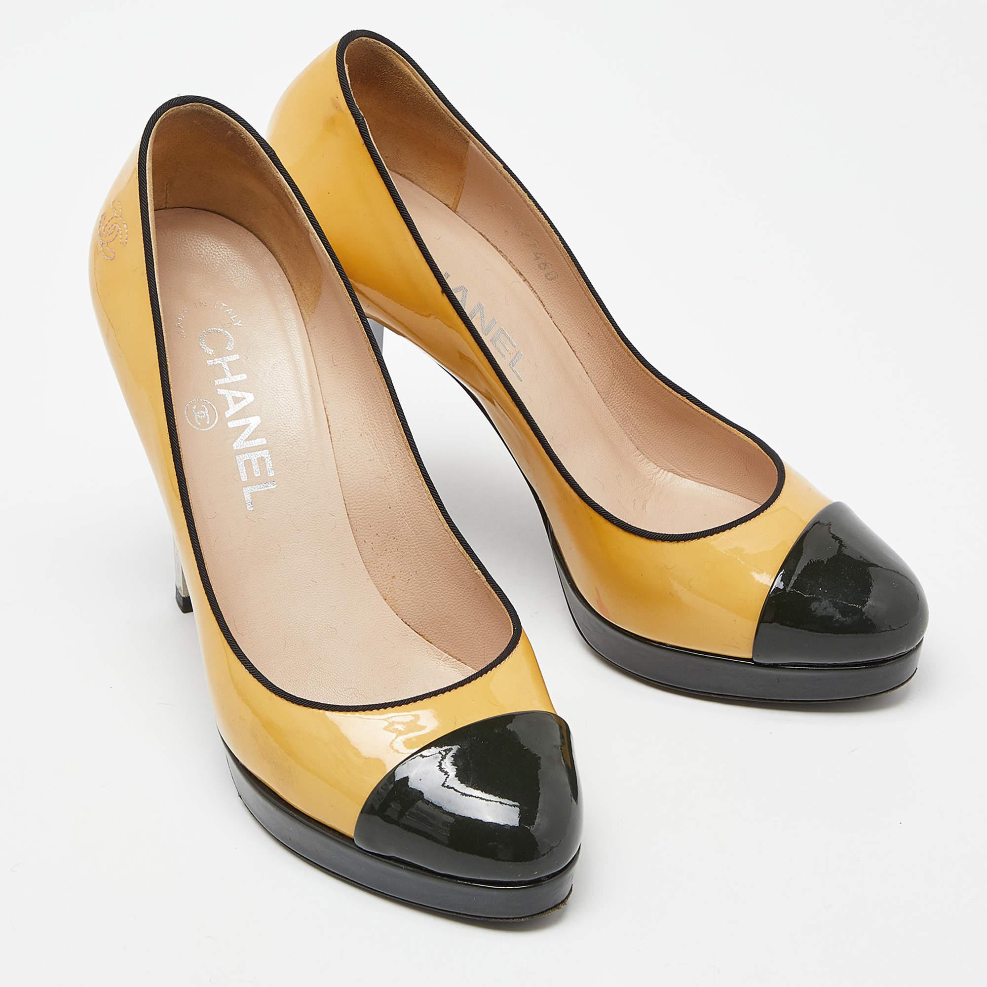 Chanel escarpins à talons en cuir verni multicolore, taille 37 Bon état - En vente à Dubai, Al Qouz 2