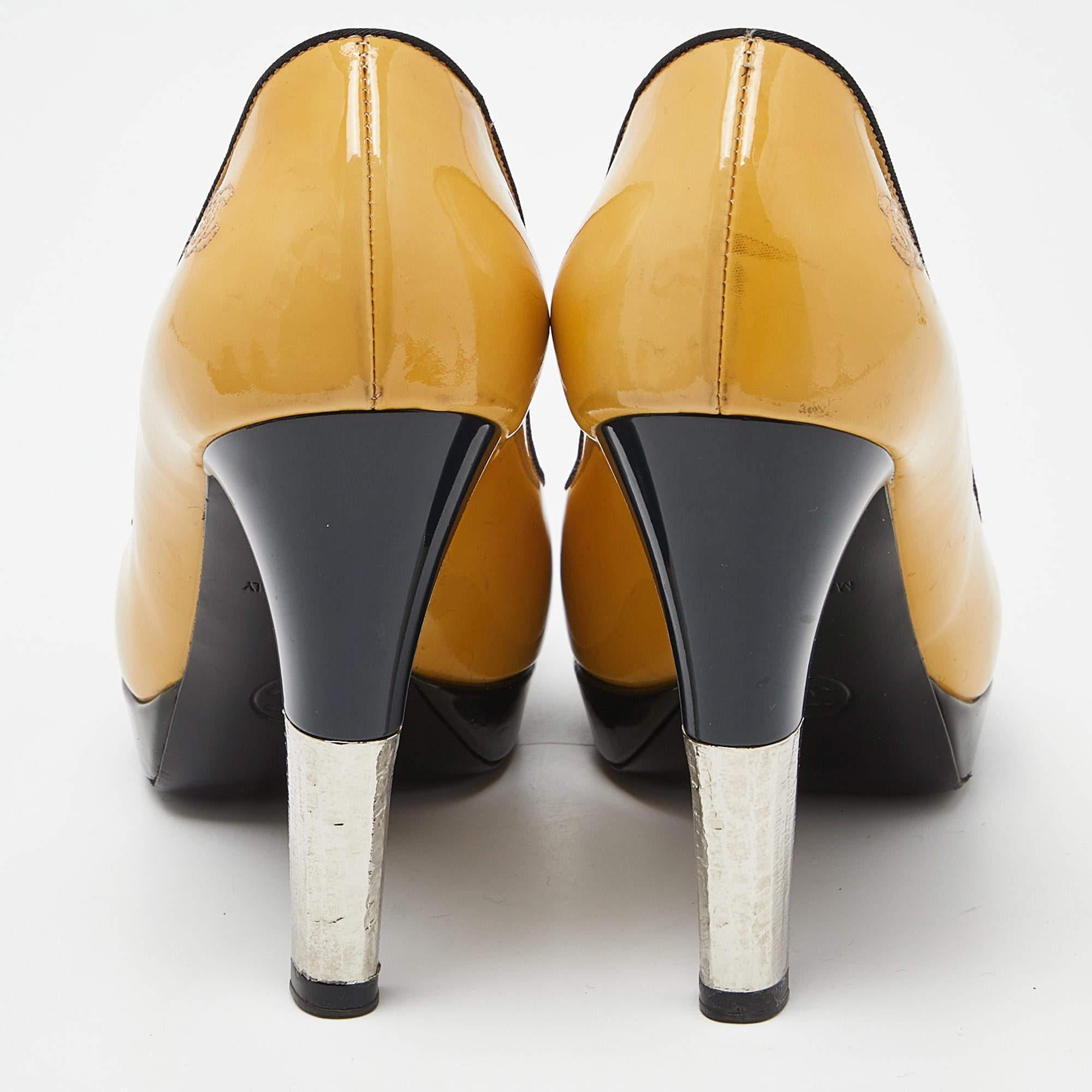 Chanel escarpins à talons en cuir verni multicolore, taille 37 Pour femmes en vente