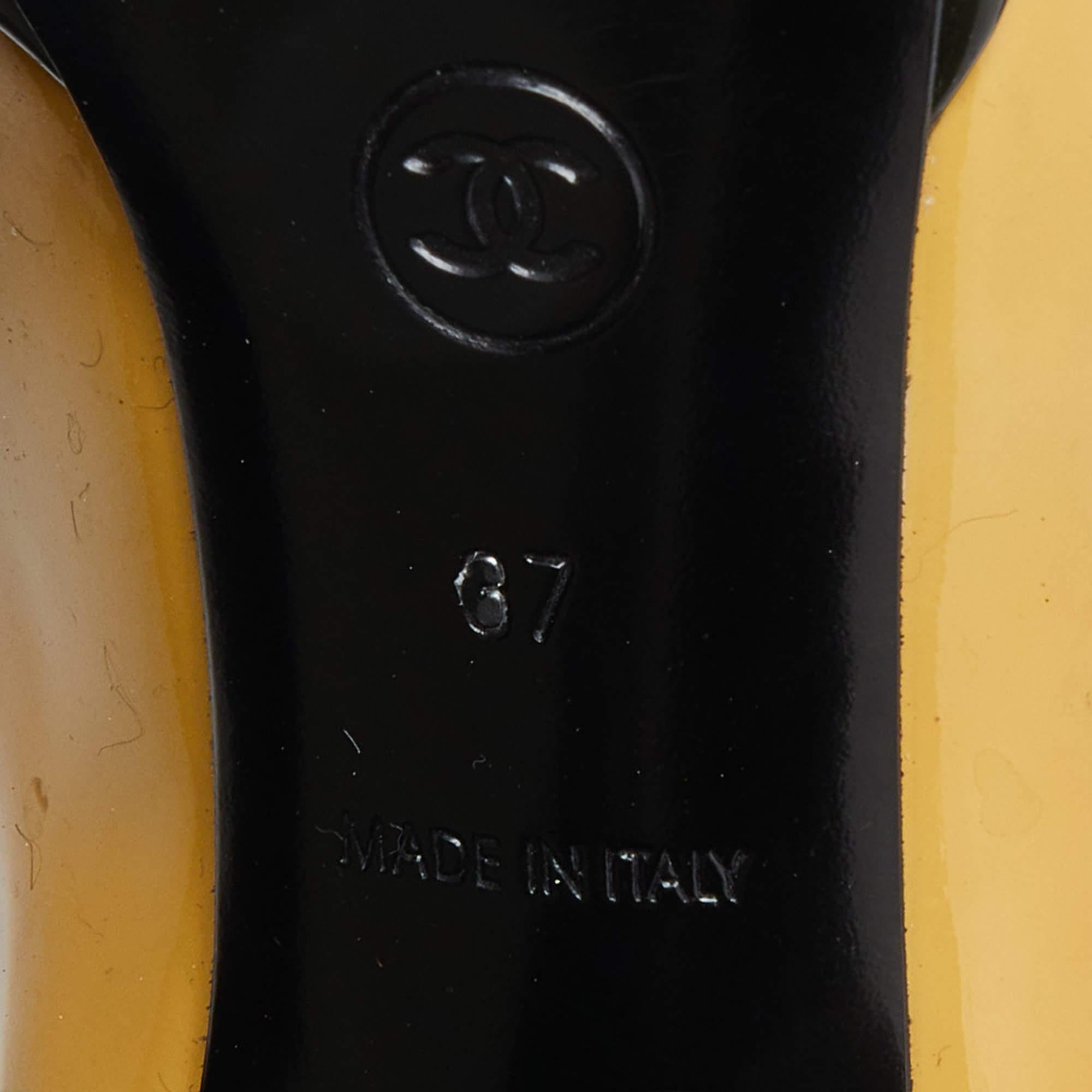 Chanel escarpins à talons en cuir verni multicolore, taille 37 en vente 3