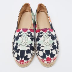 Chanel - Chaussures espadrilles à bout ouvert en toile imprimée multicolore, taille 39