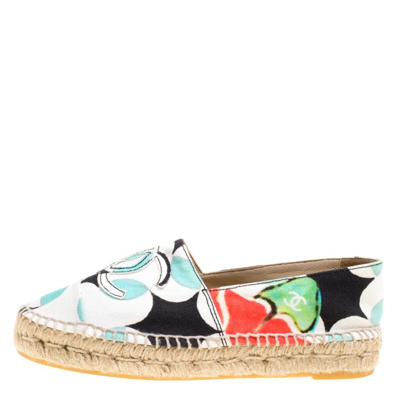 These espadrilles from Chanel are sure to add an element of fun to your dressing. With a canvas outward appearance, the soles are traditional jute braided style. These espadrilles feature the signature CC logo stitched on the vamps and a