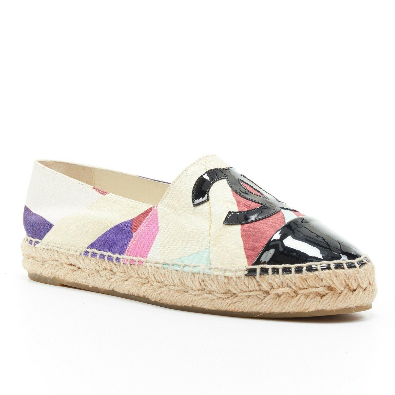 CHANEL multicolor print canvas patent toe cap CC logo dual sole espadrille EU38

CHANEL
Multicolor abstract printed canvas upper. Black patent CC logo. Black patent toe cap detail. Dual sole. Jute espadrille layered sole. 
Made in