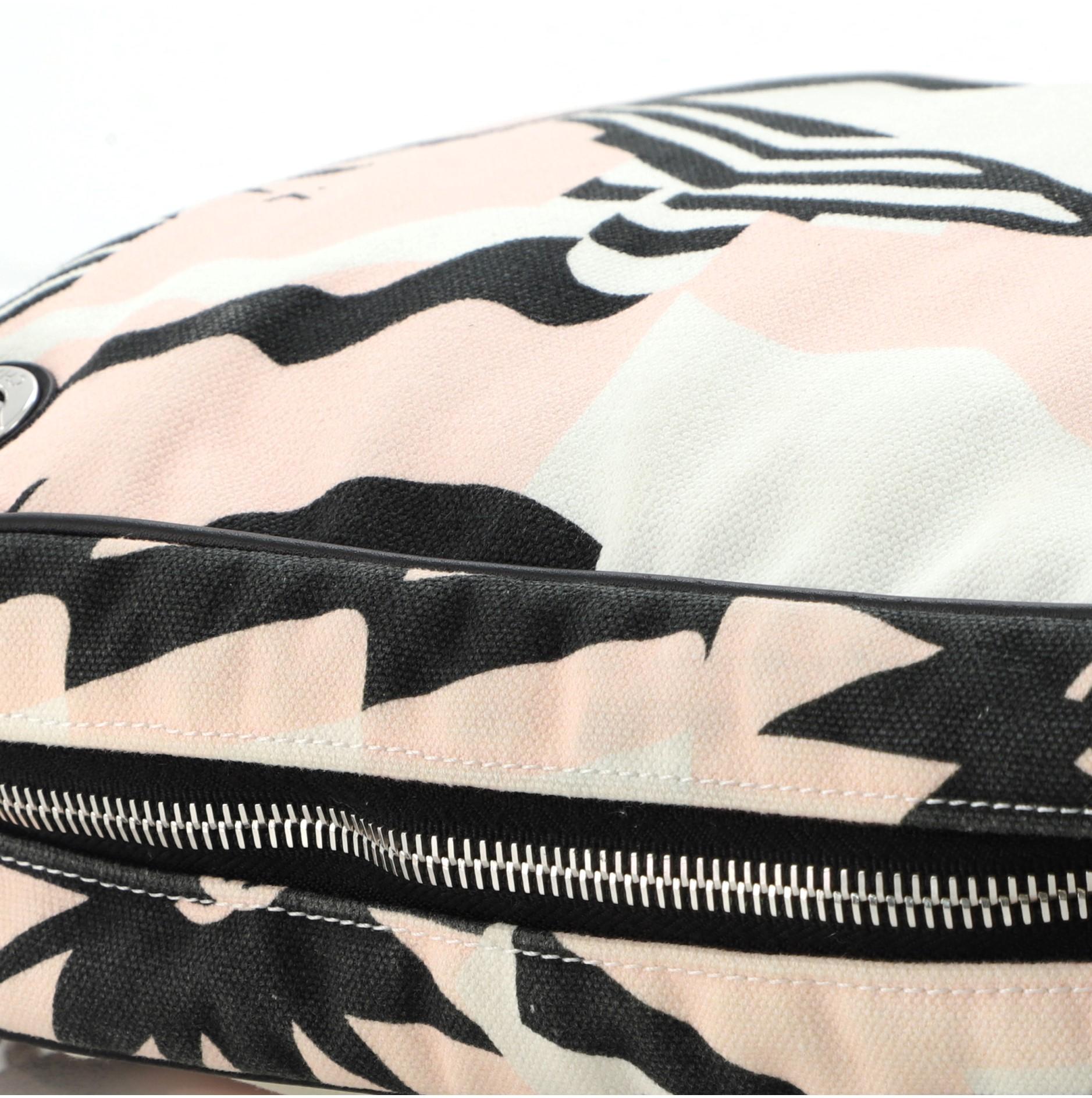 El bolso Chanel La Pausa Bay de lona estampada multicolor para cámara pequeña tiene lona estampada multicolor en rosa, blanco y negro, herrajes plateados, bolsillos interiores, correa de cadena para el hombro y cierre de cremallera.

 

63617MSC