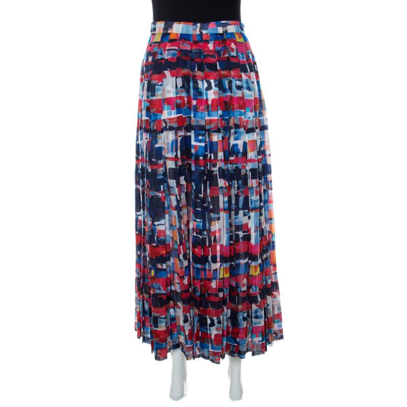 Presented from the Spring 2016 collection of Chanel, this classy pleated skirt is the perfect choice for a fun and stylish appearance. Enhanced by a multicolored print all over, giving it a luxurious shine, this maxi skirt is a chic way to make all