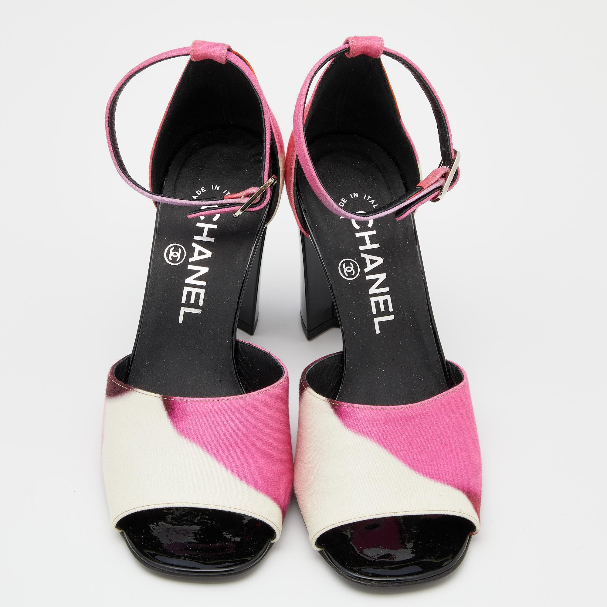 The employment of multicolor fabric makes these Chanel sandals more stylish. Lined with leather, they flaunt open toes and ankle buckle closure. The wide strap on the vamps and the brand signature on the covered-up counters add to the overall