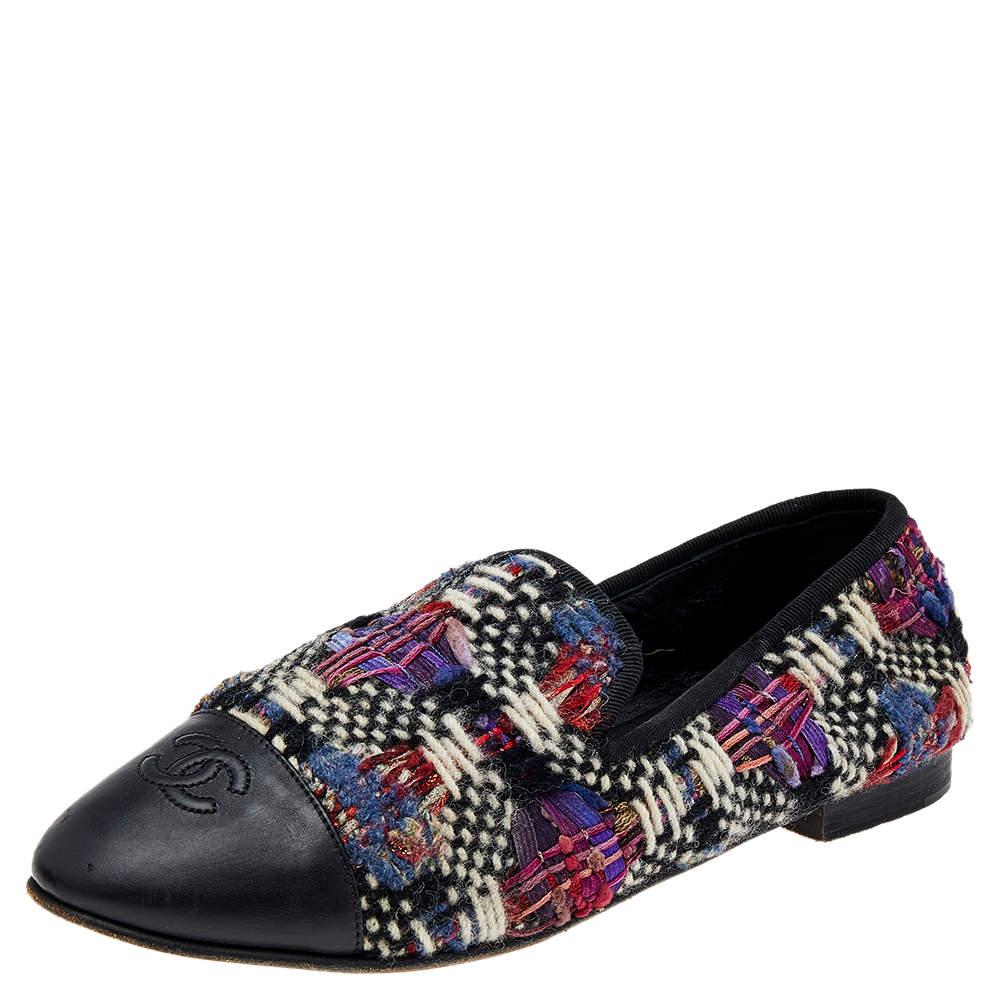 These stunning loafers by Chanel are high on comfort and style. Crafted from tweed material and leather, they feature CC logo detailed cap toes. Wear them with cropped pants or culotte pants for a smart look.

