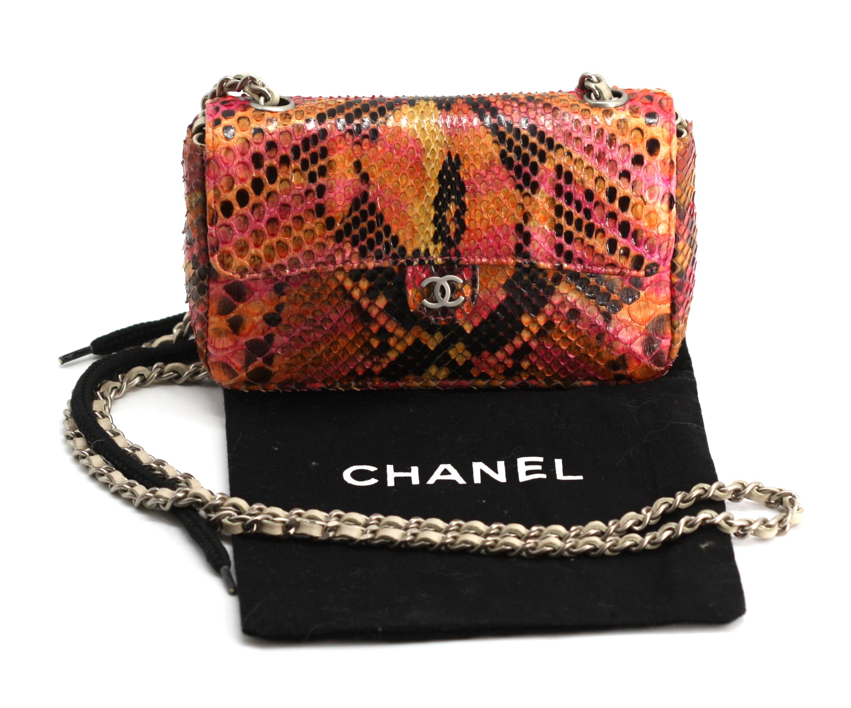 
Chanel mini sac à rabat en python multicolore
signé, peau rose, marron et orange, avec cuir entrelacé et chaîne en métal argenté avec un tube ouvert au verso, rabat en A.C. entrelacé, l'intérieur en cuir crème numéroté 6112102.
6