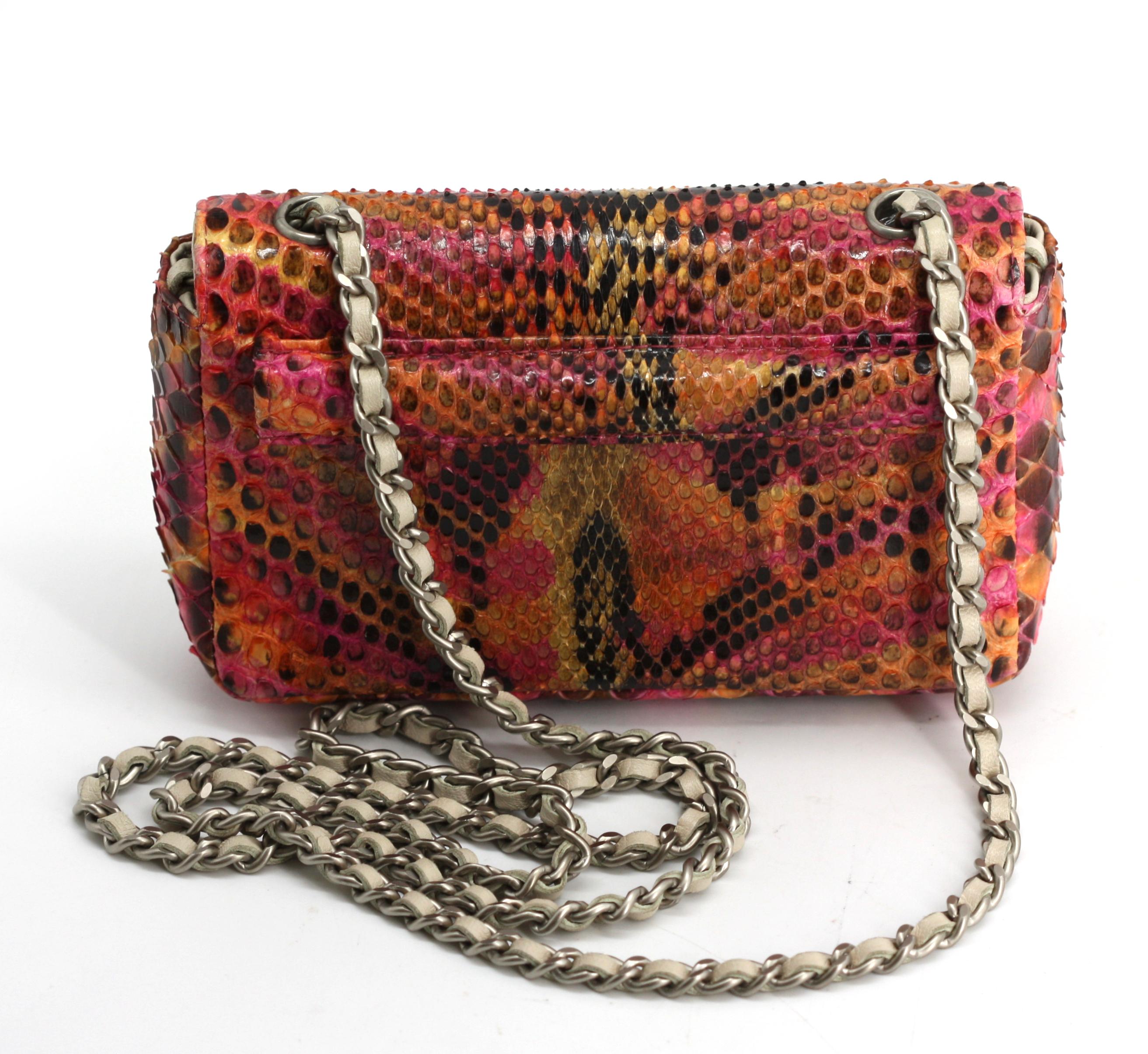Marron Chanel mini sac à rabat en python multicolore en vente