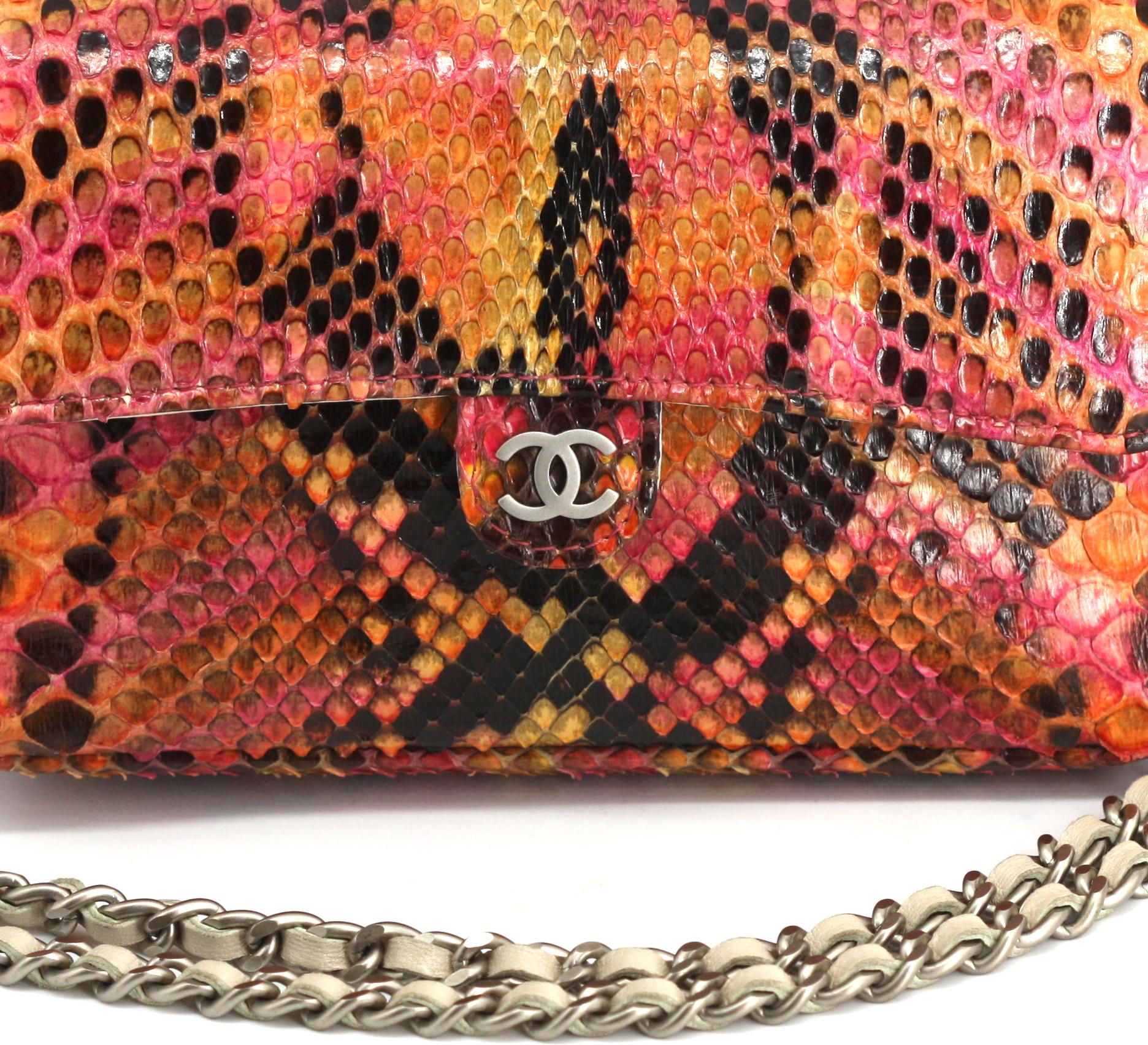 Chanel mini sac à rabat en python multicolore Bon état - En vente à West Palm Beach, FL