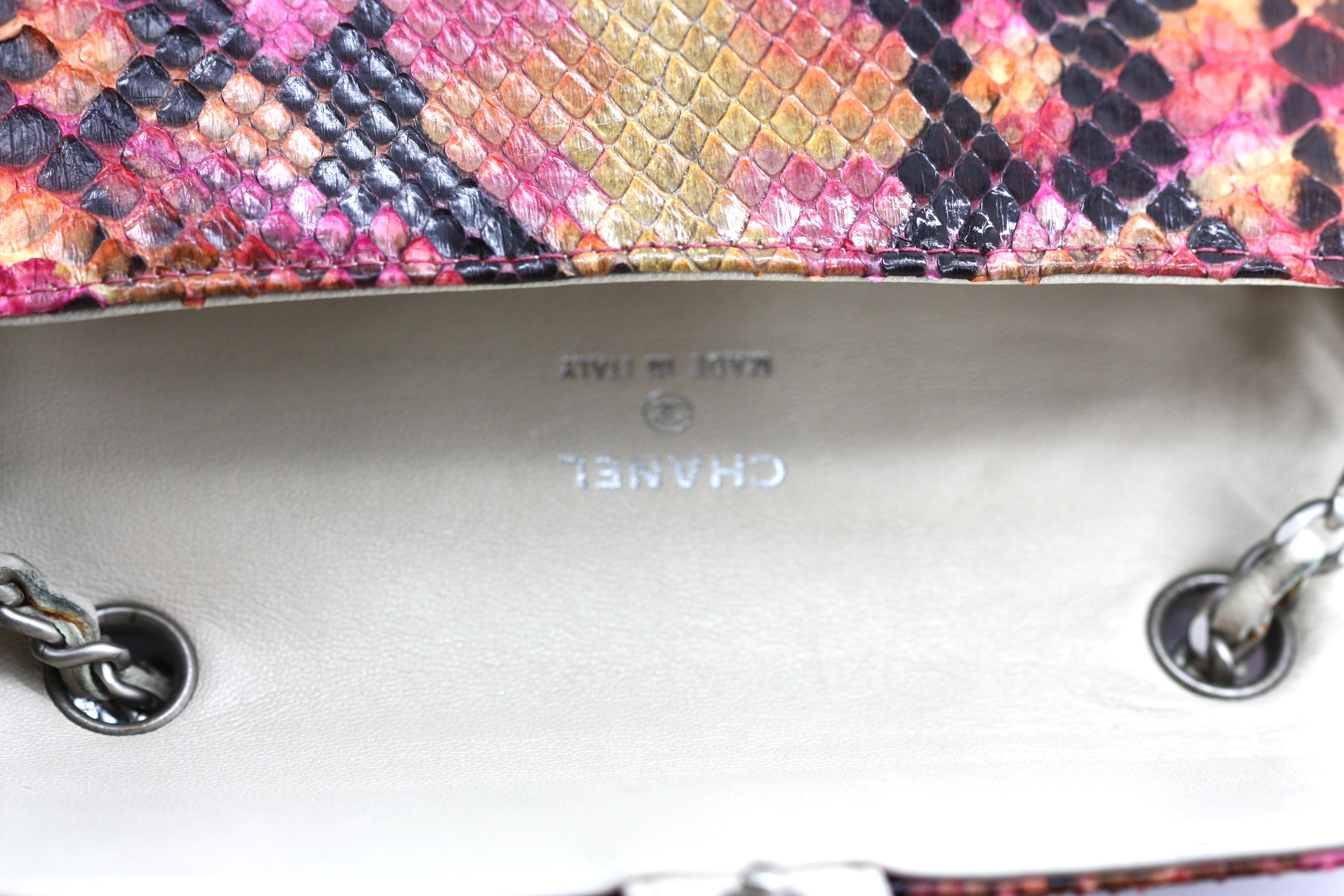 Chanel mini sac à rabat en python multicolore en vente 1