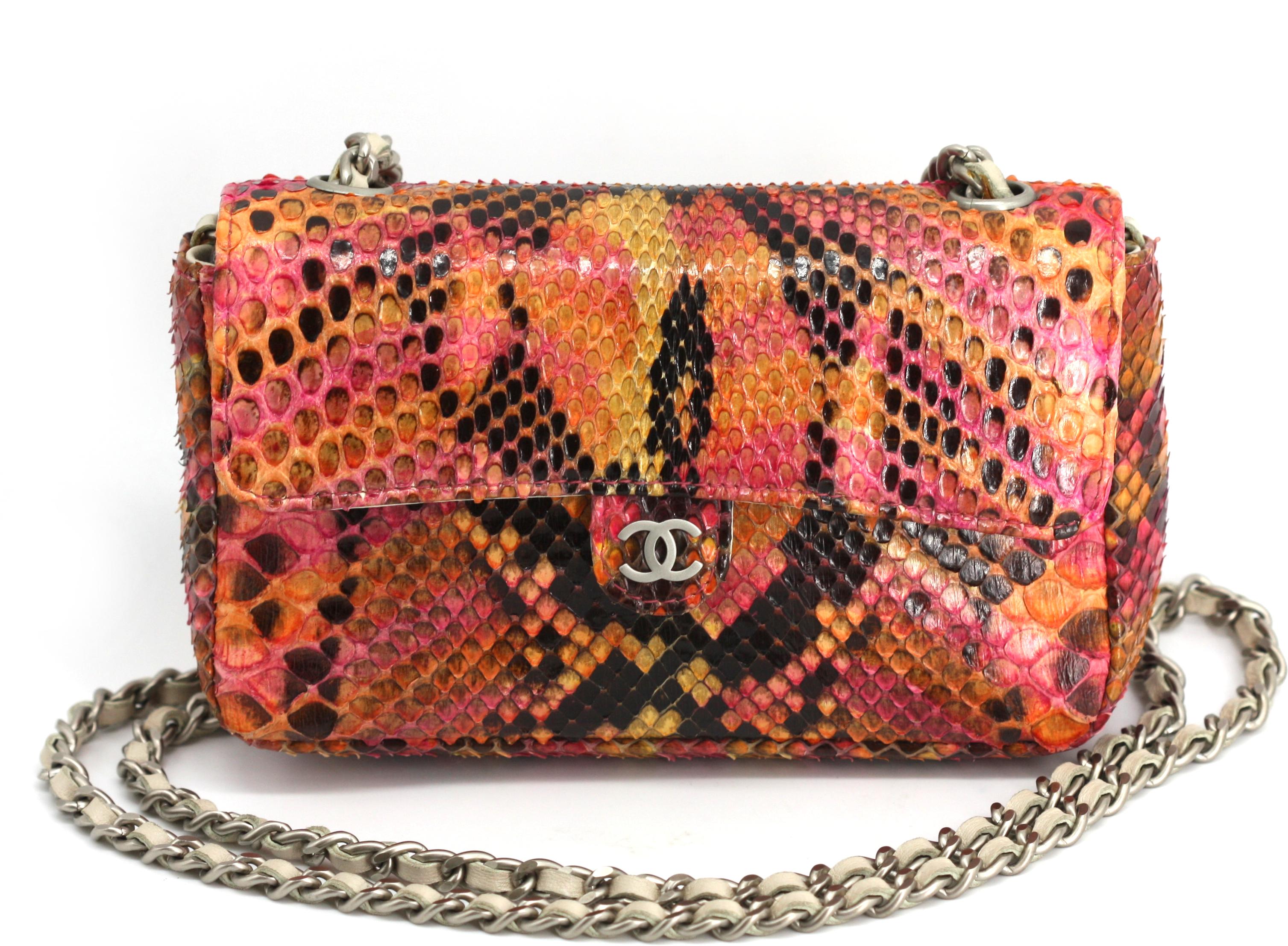 Chanel mini sac à rabat en python multicolore en vente 2