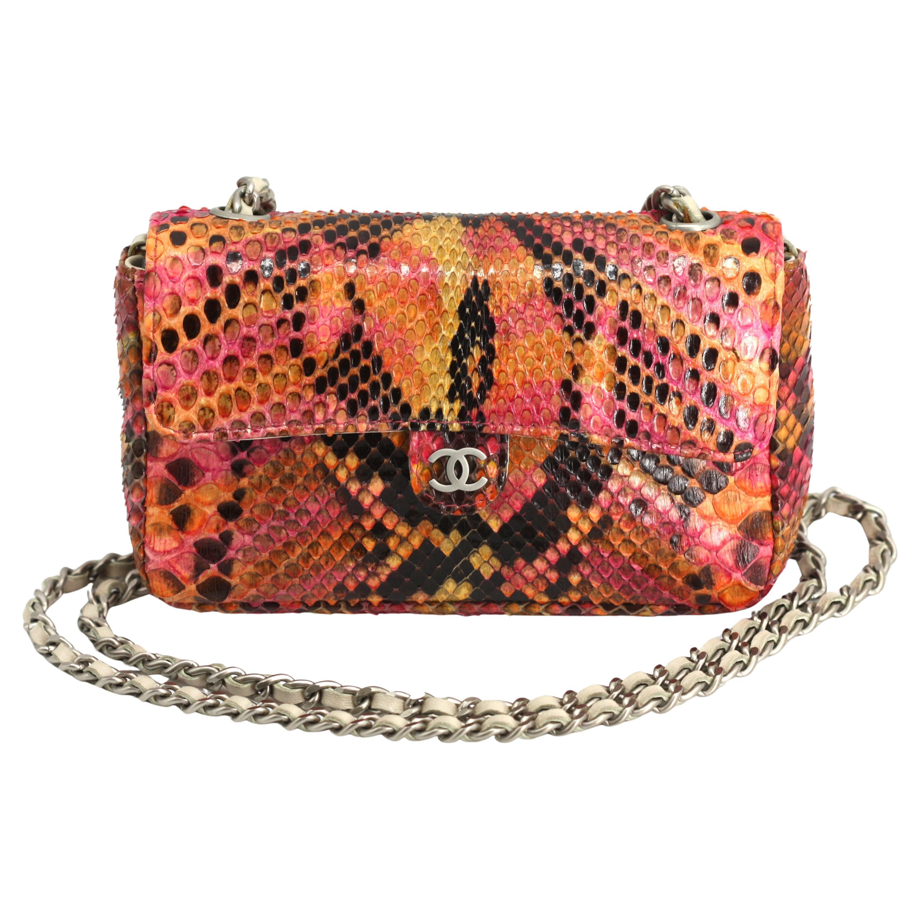 Chanel mini sac à rabat en python multicolore en vente