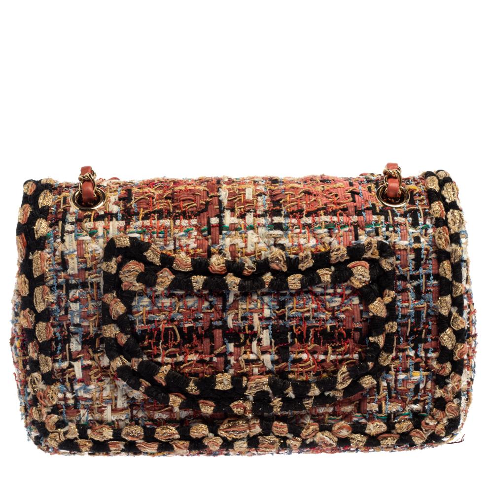 We are in utter awe of this flap bag from Chanel as it is appealing in a surreal way. Exquisitely crafted from multicolor tweed in a quilted design, it bears the signature label on the leather interior and the iconic CC turn-lock on the flap. The