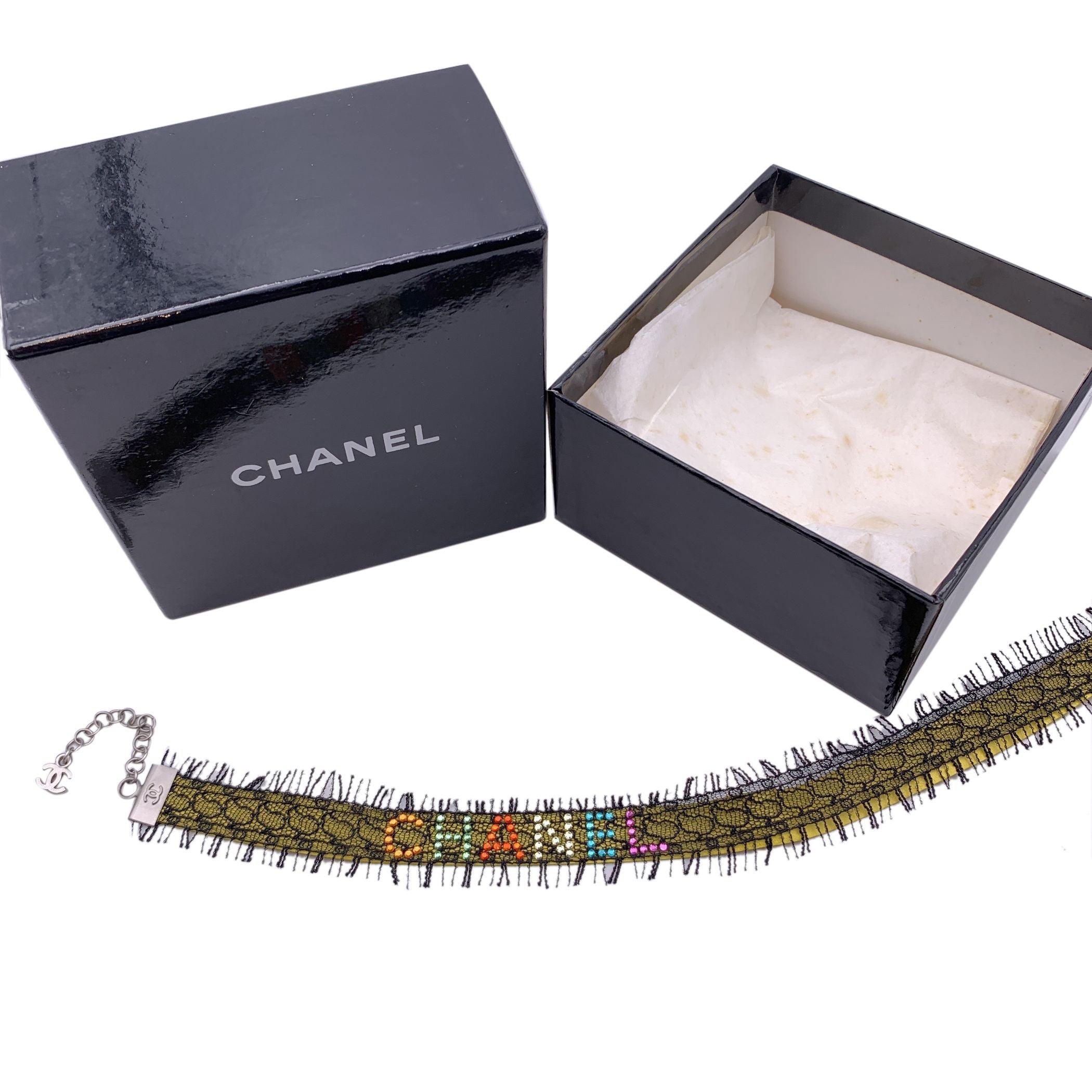 Noir Chanel Collier ras du cou multicolore en daim jaune et dentelle noire en vente