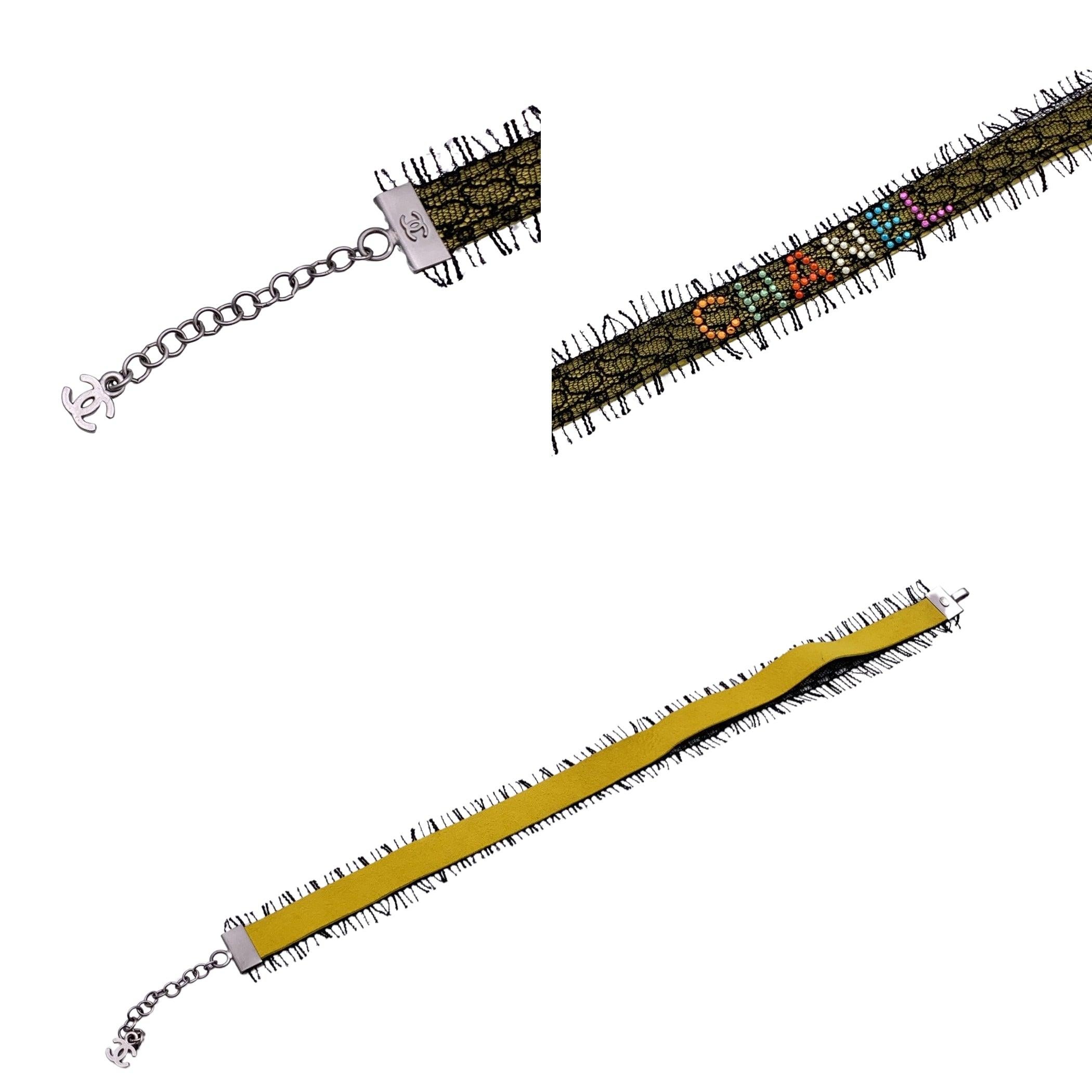 Chanel Collier ras du cou multicolore en daim jaune et dentelle noire Pour femmes en vente