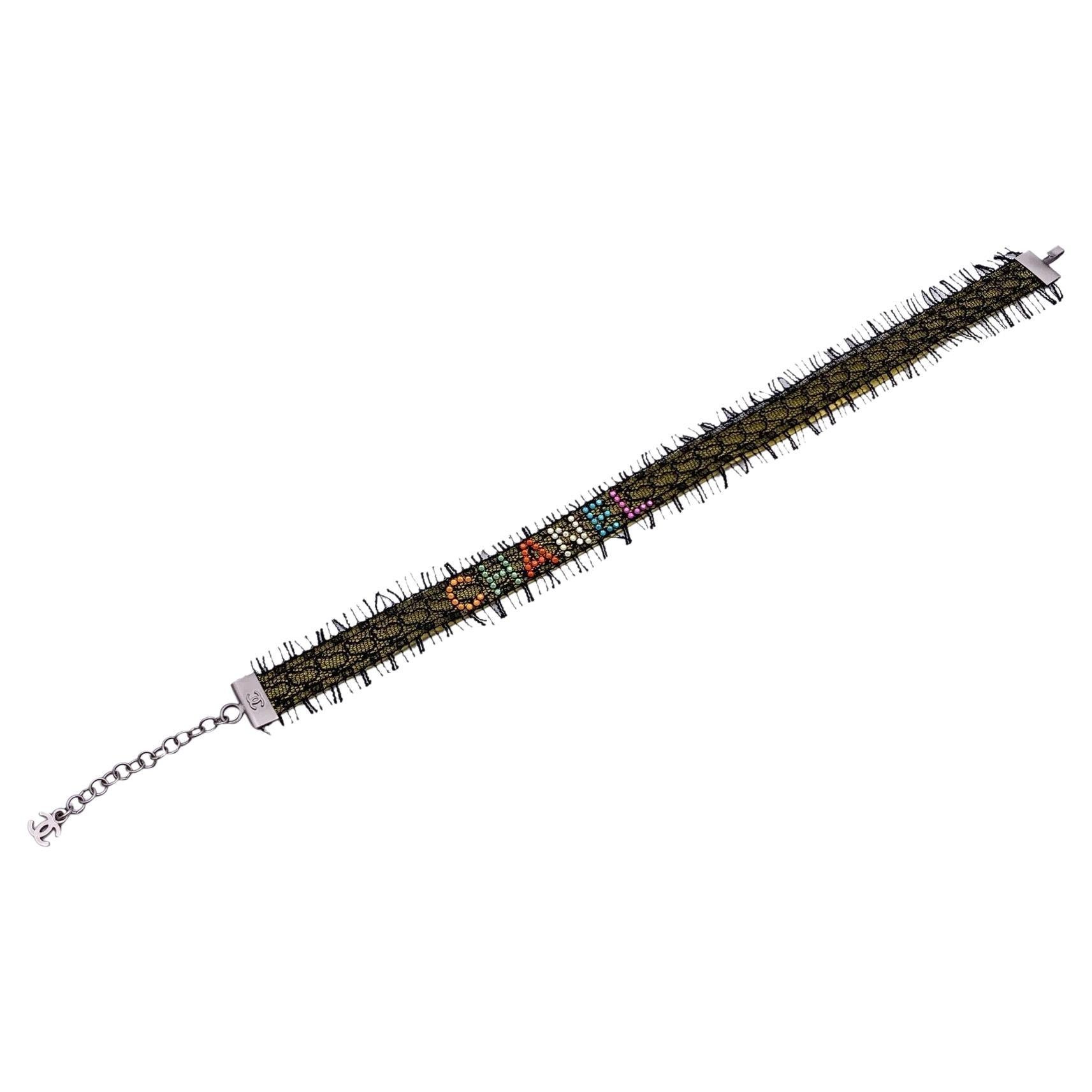 Chanel Collier ras du cou multicolore en daim jaune et dentelle noire en vente