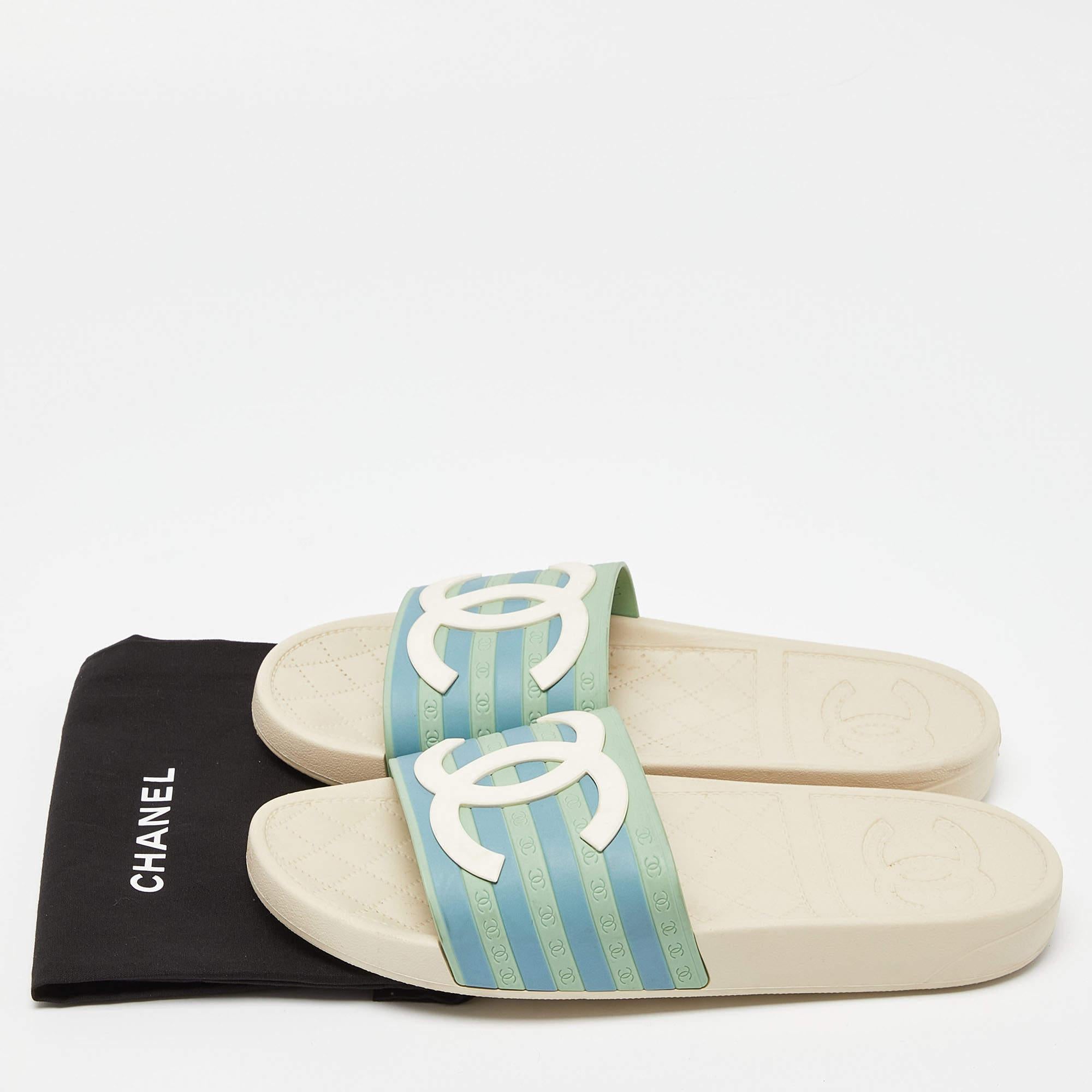 Perfectly blending comfort and style, these multicolor slide sandals from Chanel are a must-have! They are crafted from rubber in an open-toe silhouette and styled with stripes as well as the CC logo on the vamps.

