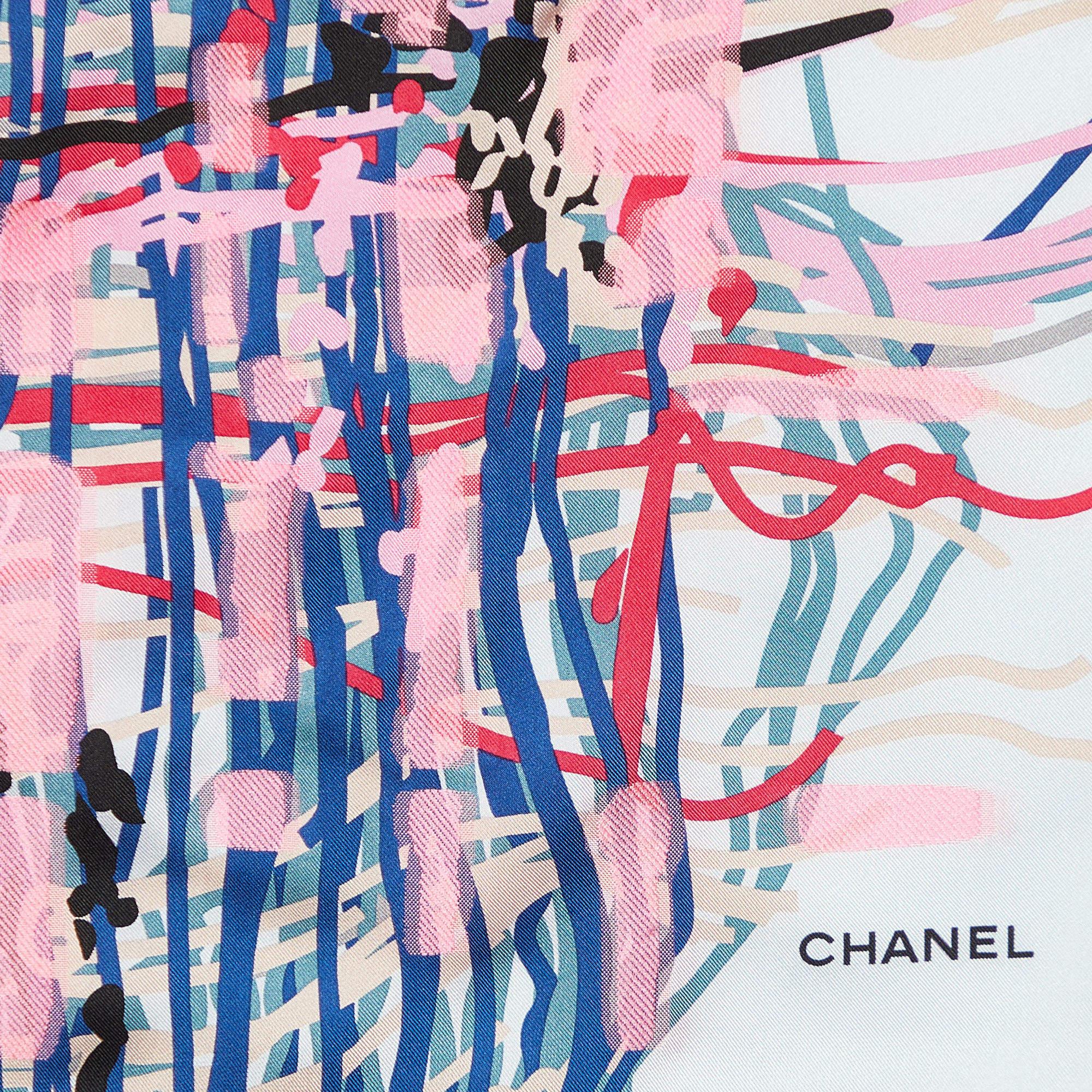 Dieser Chanel-Schal ist die perfekte Ergänzung zu Ihrem stilvollen Look! Sie wurde aus weichen Materialien in einem vielseitigen Farbton genäht und mit einem CC-Akzent verziert, der ihr eine besondere Note verleiht. Wickeln Sie es um Ihren Hals, um