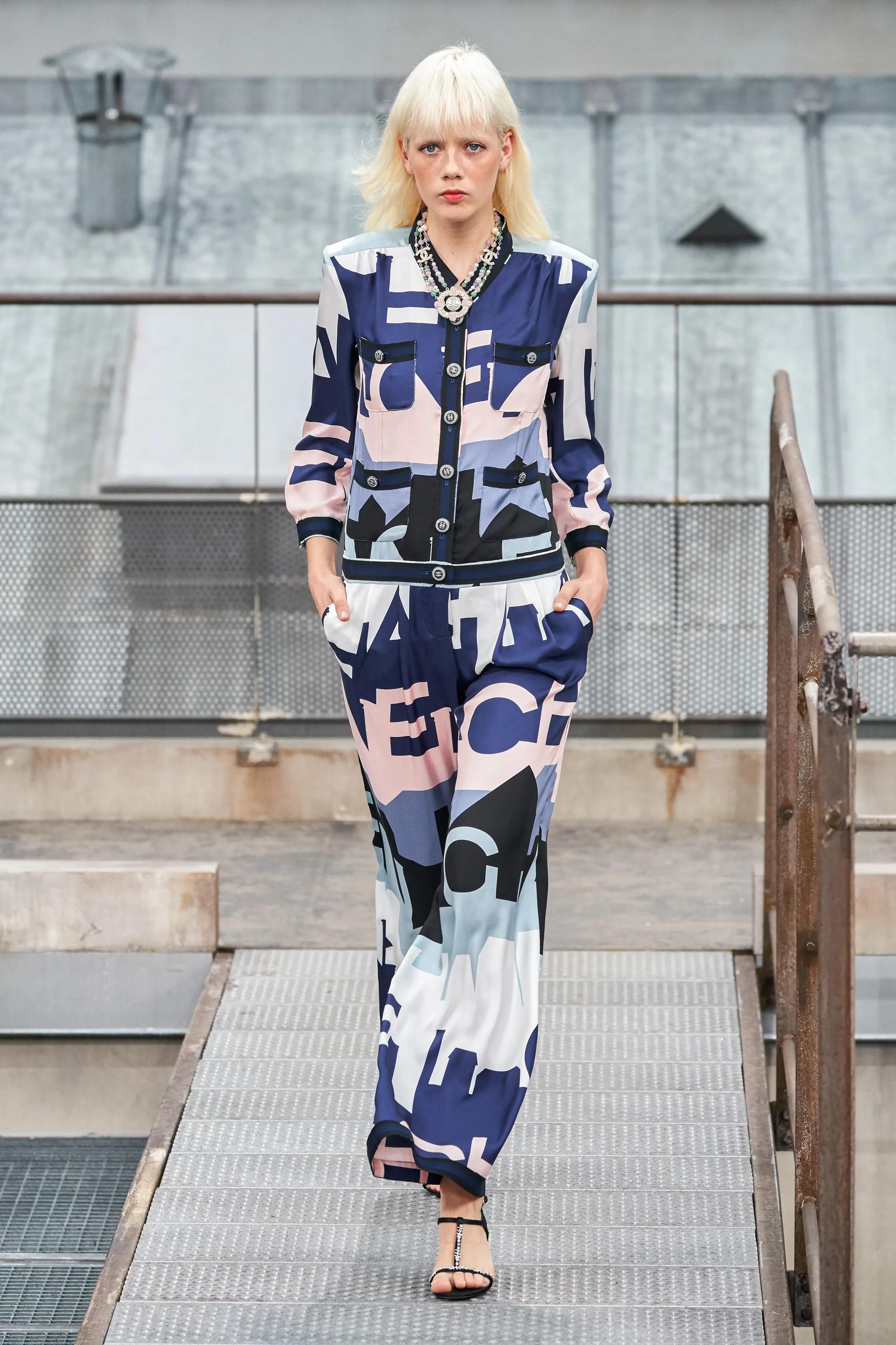 CHANEL multicolor silk 20S LOGO & ROOFTOP PRINT WIDE LEG Pants 38 S For Sale 3