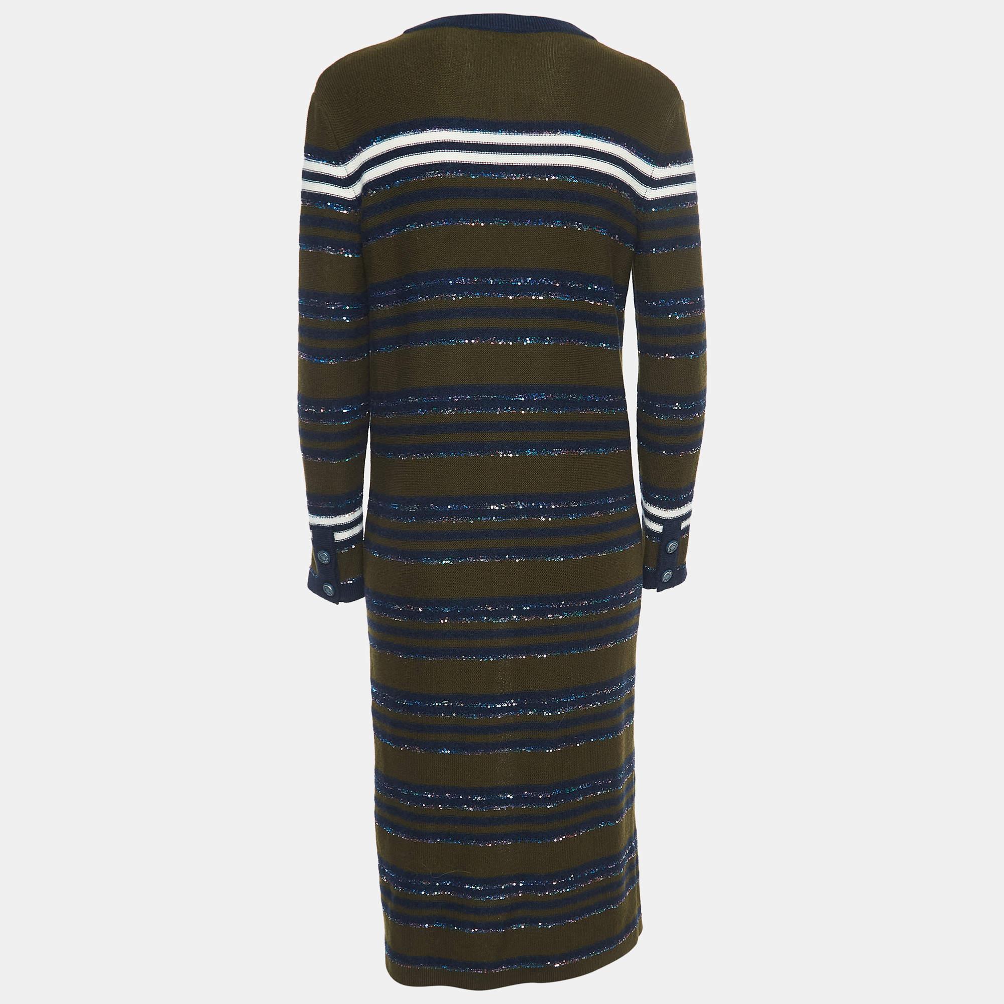 Votre garde-robe est incomplète sans un superbe cardigan comme celui-ci. Ce cardigan de Chanel est soigneusement cousu en cachemire et présenté dans des tons luxueux.

