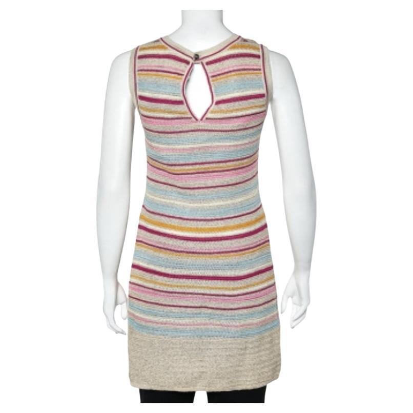 Fai una dichiarazione di stile di classe con questo vestito di Chanel. Progettata per abbellire, questa creazione può essere abbinata a un cardigan coordinato o indossata così com'è con un paio di scarpe chic. Questo abito senza maniche è