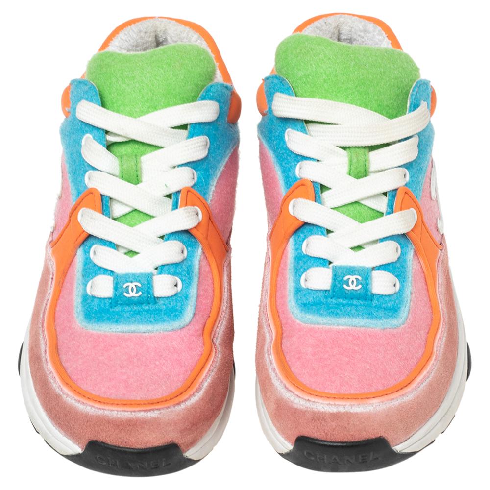 Conçues dans une taille imposante, ces baskets Chanel sont non seulement élégantes mais aussi confortables à porter. Fabriqués à partir de matériaux de qualité, ils sont conçus avec des logos CC sur les côtés. Terminées par des lacets sur les