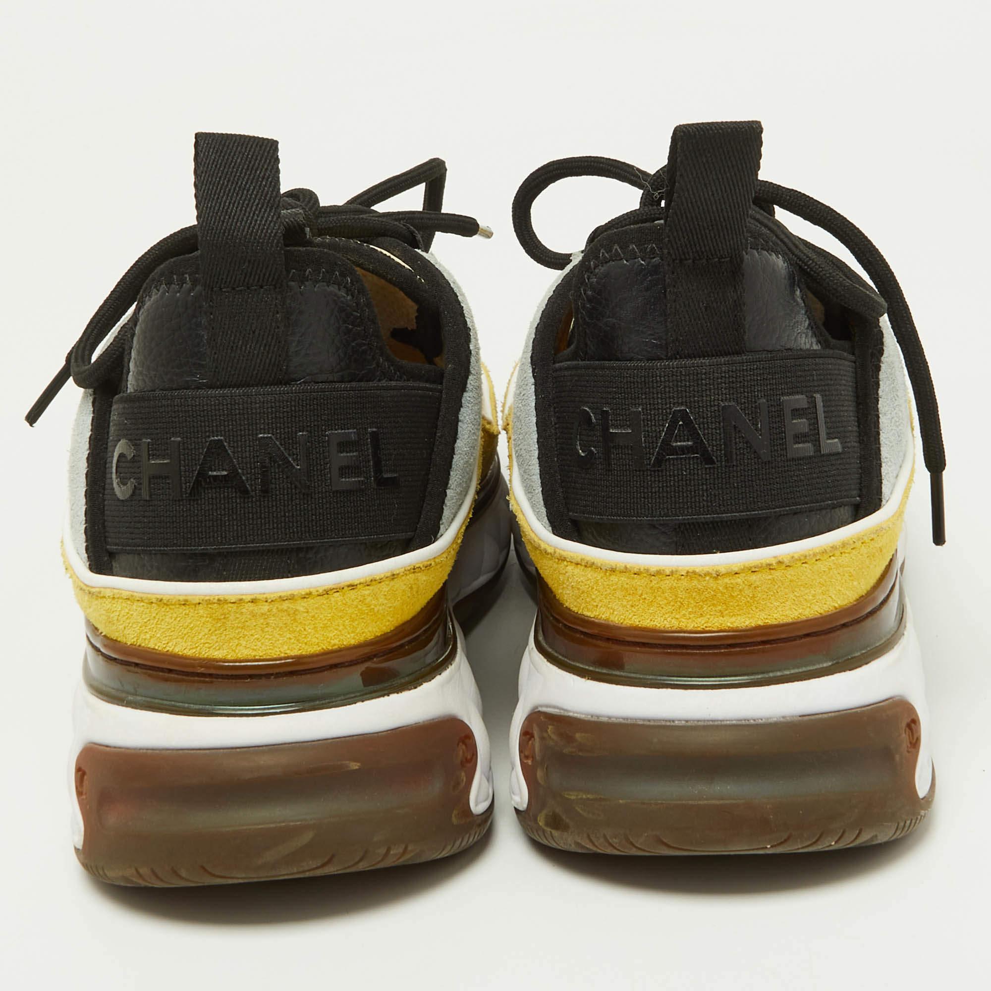 Chanel Multicolor Suede and Mesh CC Low Top Sneakers Size 40 In Good Condition For Sale In Dubai, Al Qouz 2
