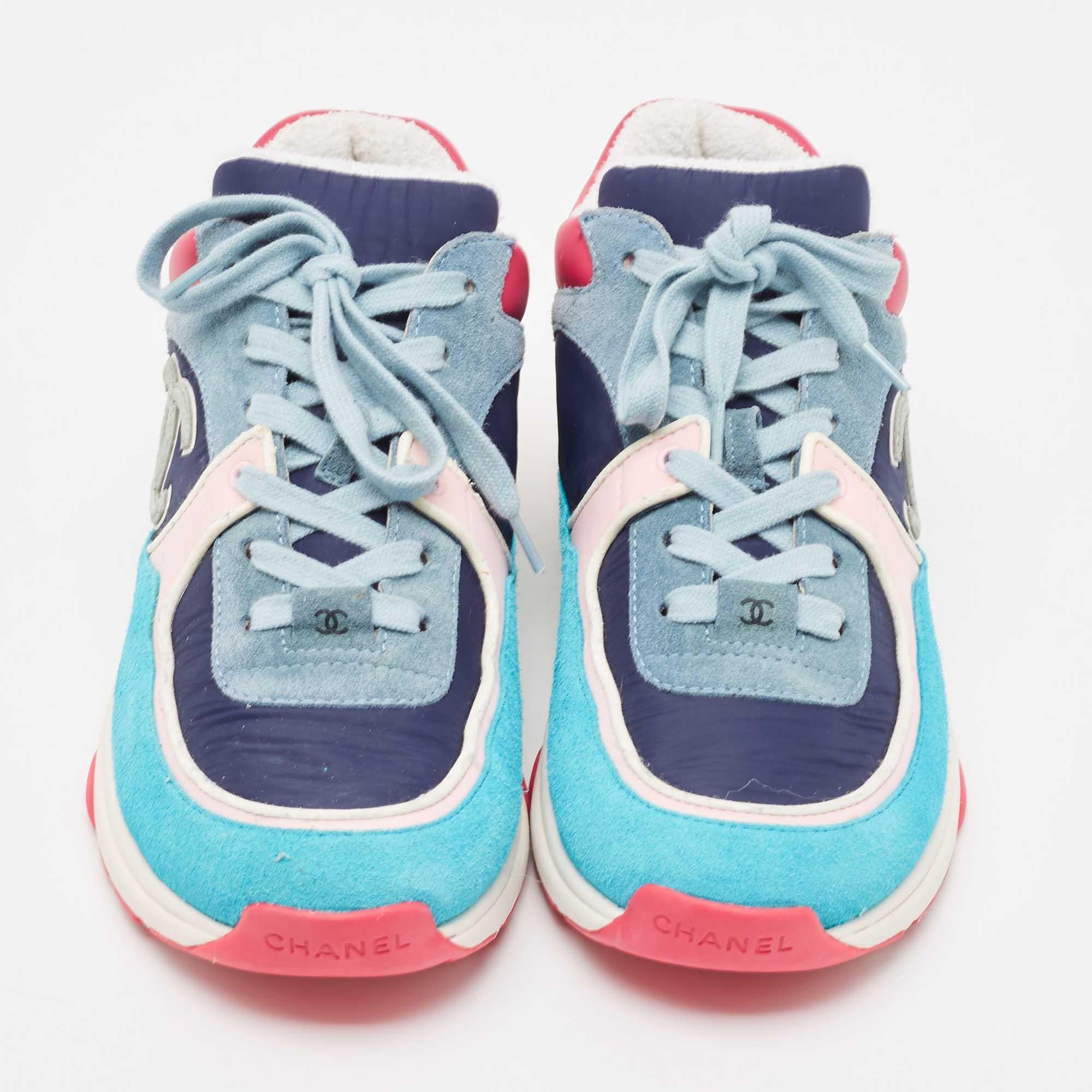 Présentées dans une silhouette classique, ces baskets Chanel sont une combinaison parfaite de luxe, de confort et de style. Ces baskets sont conçues avec des détails signés et des semelles intérieures confortables.

