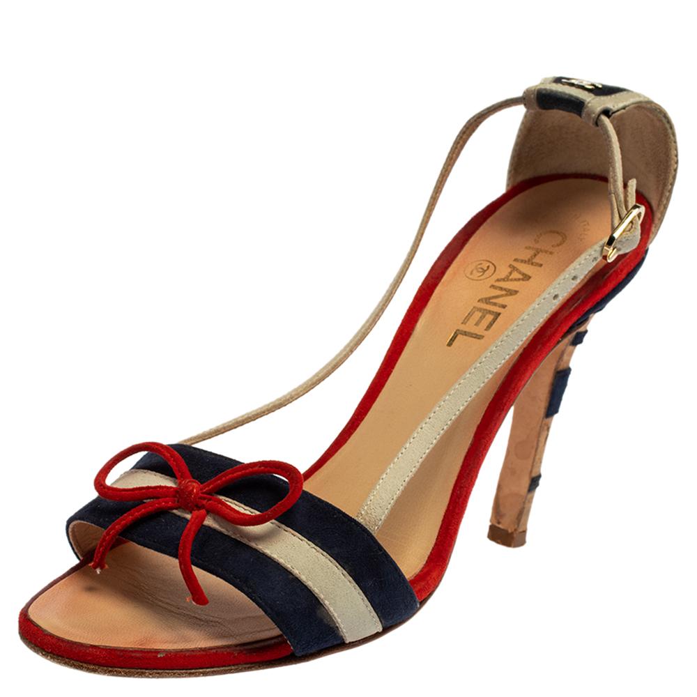 Chanel ist bekannt für sein elegantes Schuhwerk und diese Sandalen beweisen es einfach! Sie sind aus Veloursleder gefertigt, haben gestreifte Riemen mit zierlichen Schleifen, die Fersen sind mit CC-Logos verziert und haben einen 10 cm hohen