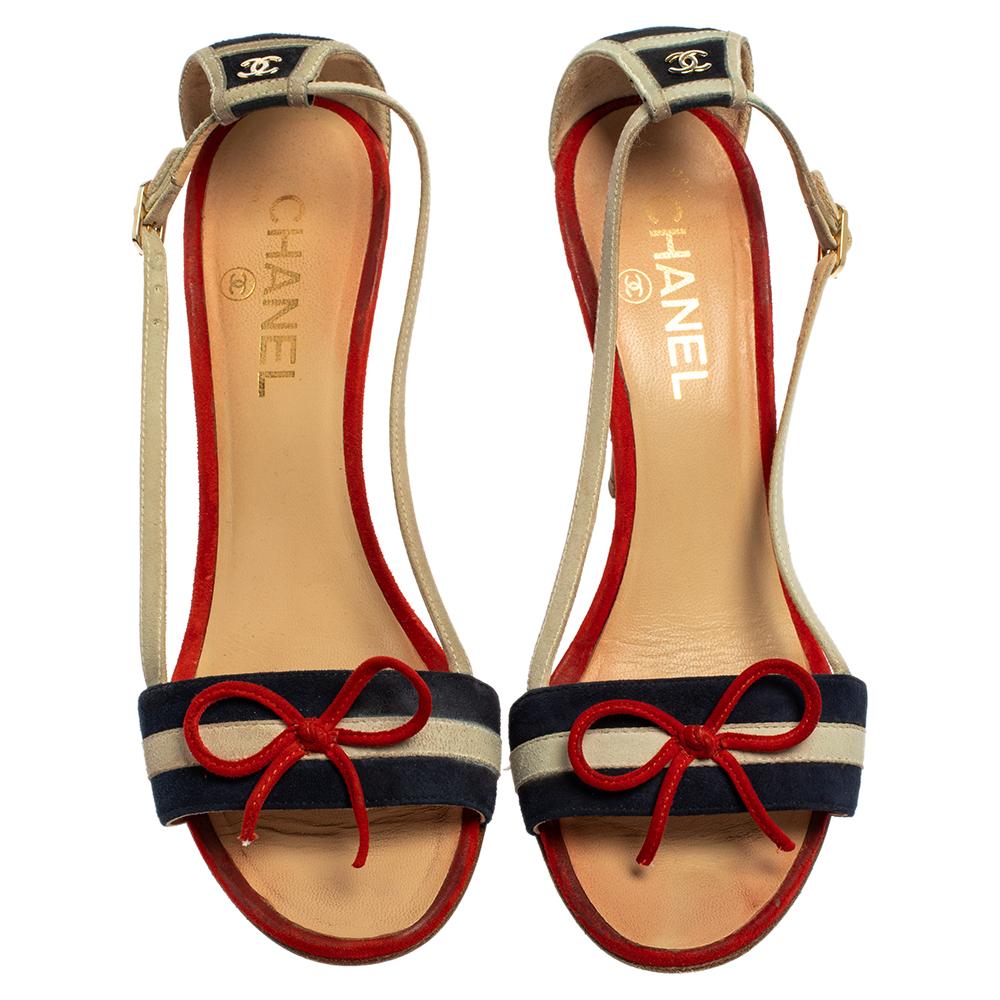 Chanel Mehrfarbige Wildleder-Sandalen mit Korkenabsatz und Knöchelriemen CC mit Schleife Größe 37 (Braun)
