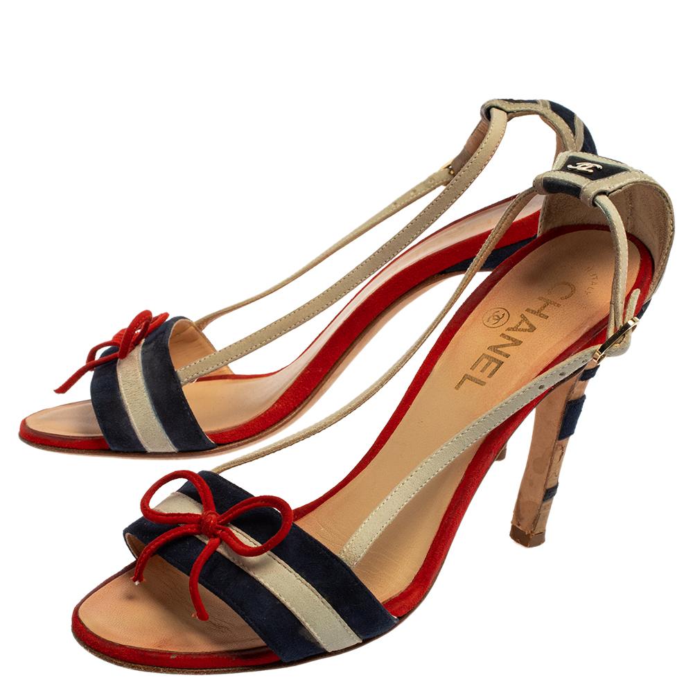 Chanel Mehrfarbige Wildleder-Sandalen mit Korkenabsatz und Knöchelriemen CC mit Schleife Größe 37 im Zustand „Gut“ in Dubai, Al Qouz 2