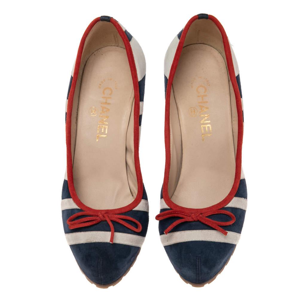 When it comes to the House of Chanel, your style will always stay unmatched and poised. These pumps from Chanel are the epitome of beauty. They are fashioned in multicoloured suede and exhibit a bow motif on the front, striped cork heels, and a