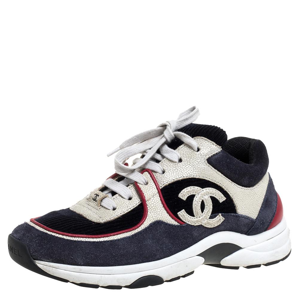 Estas zapatillas multicolor de Chanel están pensadas para los amantes de las zapatillas como tú. Se han confeccionado en piel de ante y tela y se han diseñado con puntera redonda, cordones en la parte delantera y el emblemático logotipo CC en los