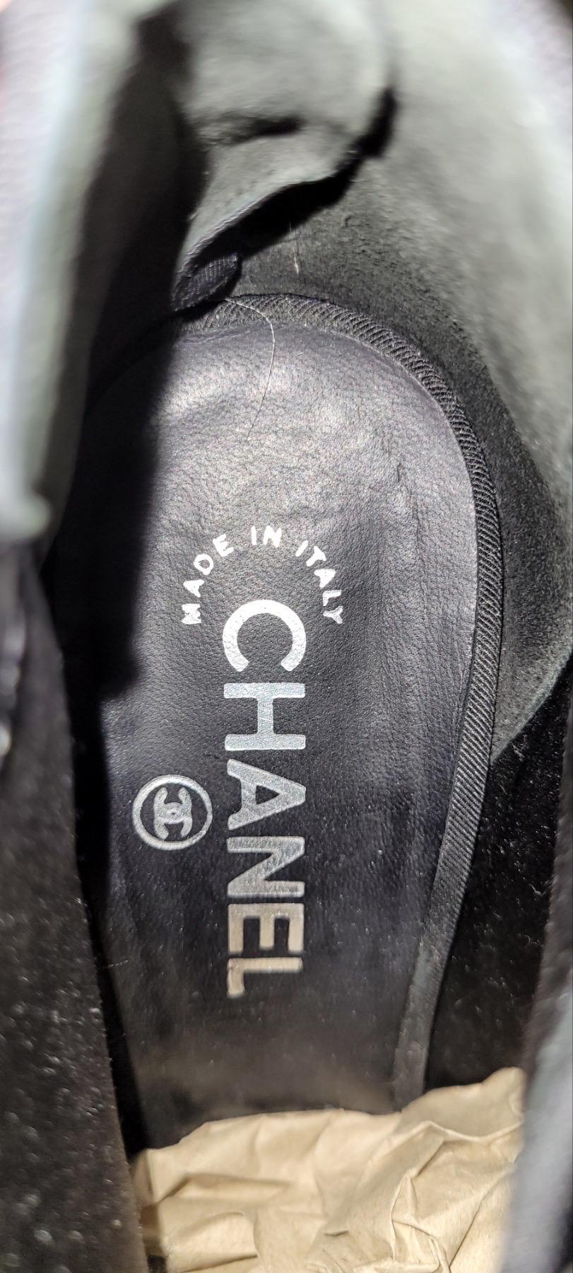 Bottines à bout ouvert en textile de Chanel

Depuis 2009.

Excellent état.

Pas de boîte. Pas de sac à poussière