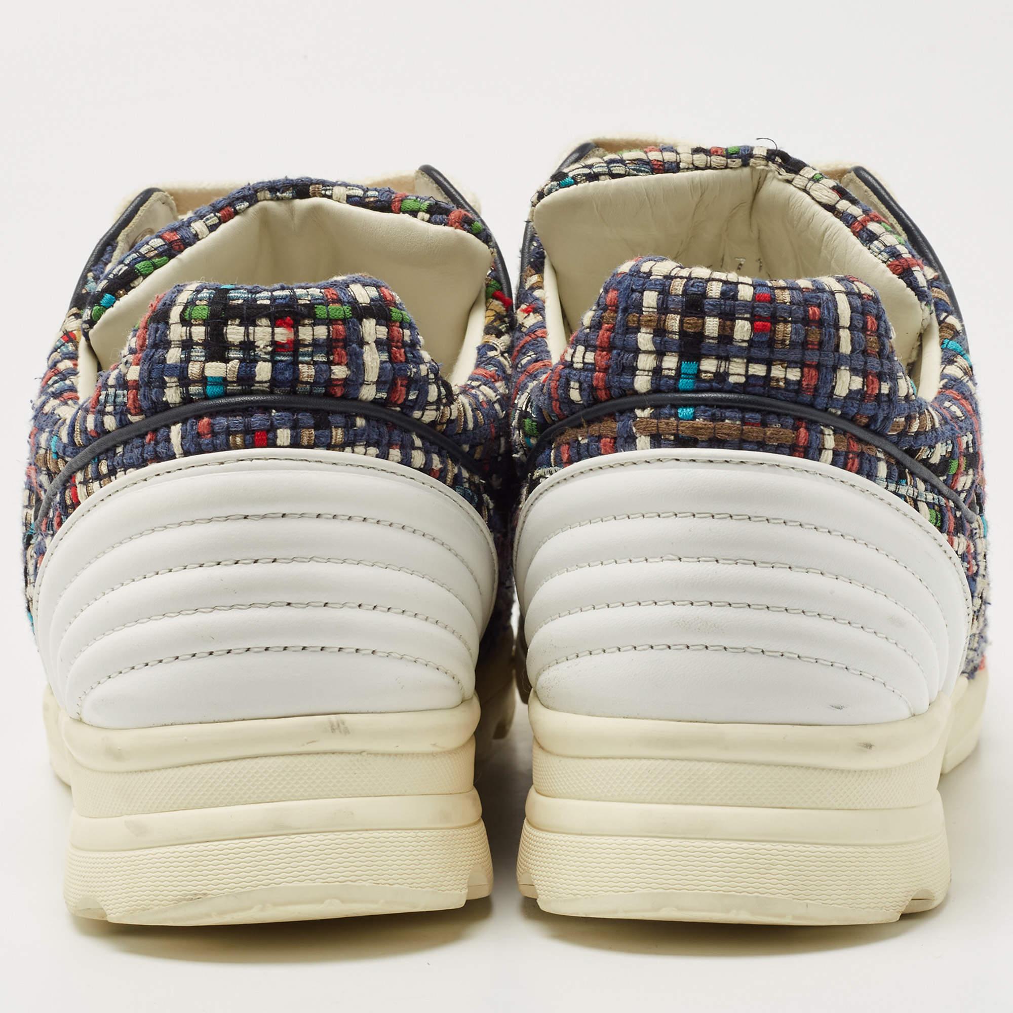Chanel Multicolor Tweed and Leather CC Low Top Sneakers Size 41.5 In Good Condition In Dubai, Al Qouz 2