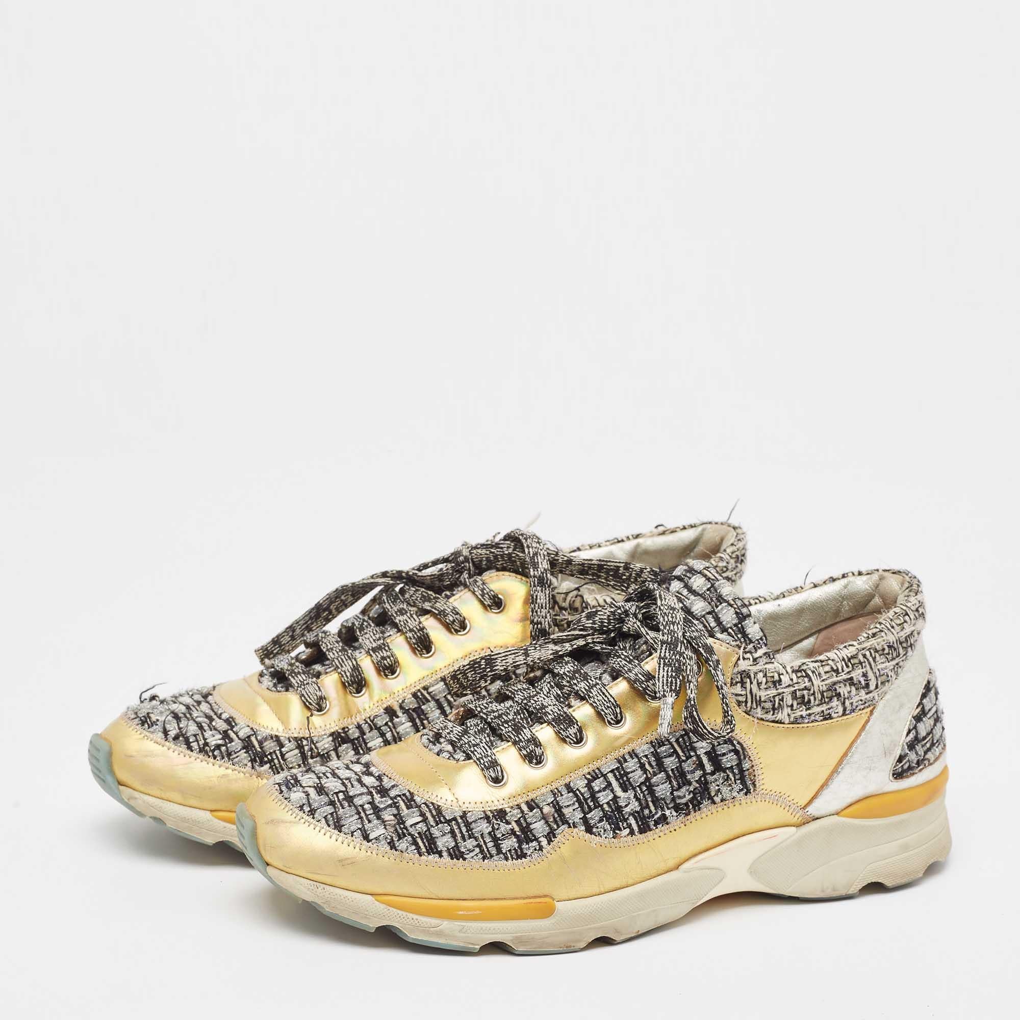 Give your outfit a luxe update with this pair of Chanel tweed and leather sneakers. The shoes are sewn perfectly to help you make a statement in them for a long time.