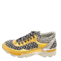 Baskets Chanel en tweed multicolore et cuir à lacets, taille 37
